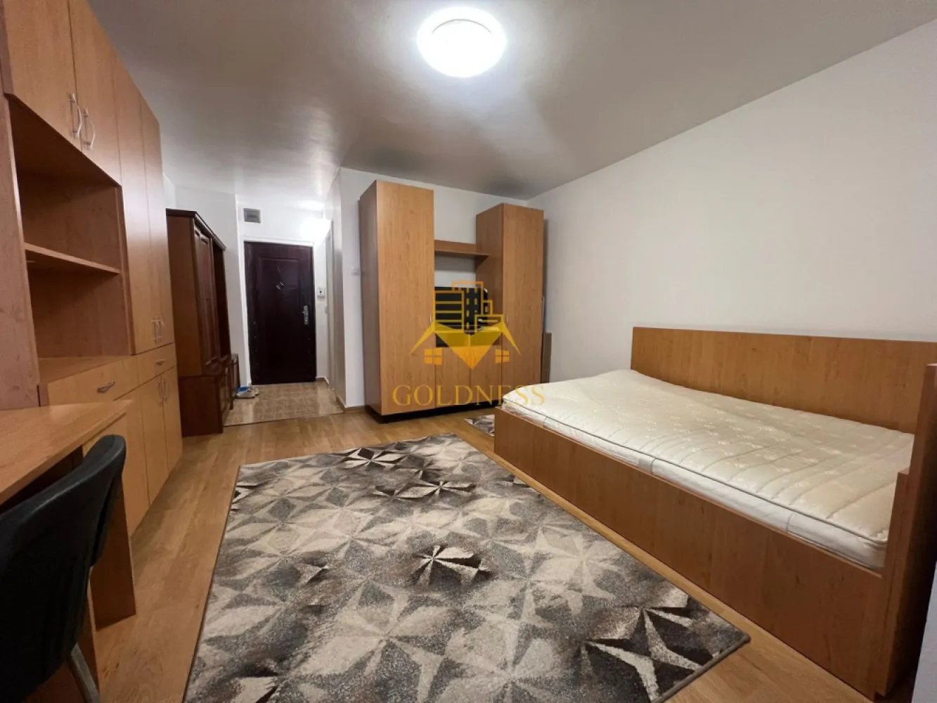 Garsoniera, 30mp, Grigorescu, Parcul Rozelor, Iuliu Hatieganu, Donath - GOLDNESS Imobiliare vă propune spre închiriere o garoniera complet mobilat și utilat, la etajul 2 într-un imobil de 4 etaje, în Cartierul Grigorescu.

Se află în apropierea stațiilor de transport în comun, magazine, restaurante, spații verzi, farmacii, etc. 

Apartamentul este compartimentat astfel:
 - camera cu pat , dressing, noptiere
 - bucatarie open space utilată și mobilată, coltar, loc de servit masa 
 - baie cu cada, calorifer port prosop și dulap pentru depozitare.

Imobilul este dotat cu toate cele necesare- termoficare, frigider, aragaz, mașină de spălat haine, etc. 

Dacă sunteți interesați de acest apartament și doriți să îl vizionați, dar și pentru alte oferte nu ezitați să ne contactați telefonic sau prin e-mail. Vă stăm la dispoziție!
Pentru intermediere se percepe un comision de 50% din prețul chiriei!