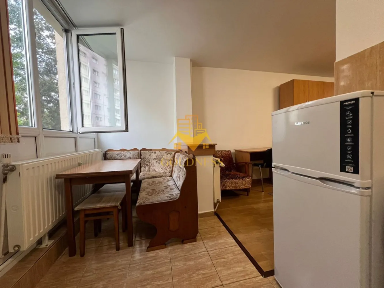 Garsoniera, 30mp, Grigorescu, Parcul Rozelor, Iuliu Hatieganu, Donath - GOLDNESS Imobiliare vă propune spre închiriere o garoniera complet mobilat și utilat, la etajul 2 într-un imobil de 4 etaje, în Cartierul Grigorescu.

Se află în apropierea stațiilor de transport în comun, magazine, restaurante, spații verzi, farmacii, etc. 

Apartamentul este compartimentat astfel:
 - camera cu pat , dressing, noptiere
 - bucatarie open space utilată și mobilată, coltar, loc de servit masa 
 - baie cu cada, calorifer port prosop și dulap pentru depozitare.

Imobilul este dotat cu toate cele necesare- termoficare, frigider, aragaz, mașină de spălat haine, etc. 

Dacă sunteți interesați de acest apartament și doriți să îl vizionați, dar și pentru alte oferte nu ezitați să ne contactați telefonic sau prin e-mail. Vă stăm la dispoziție!
Pentru intermediere se percepe un comision de 50% din prețul chiriei!