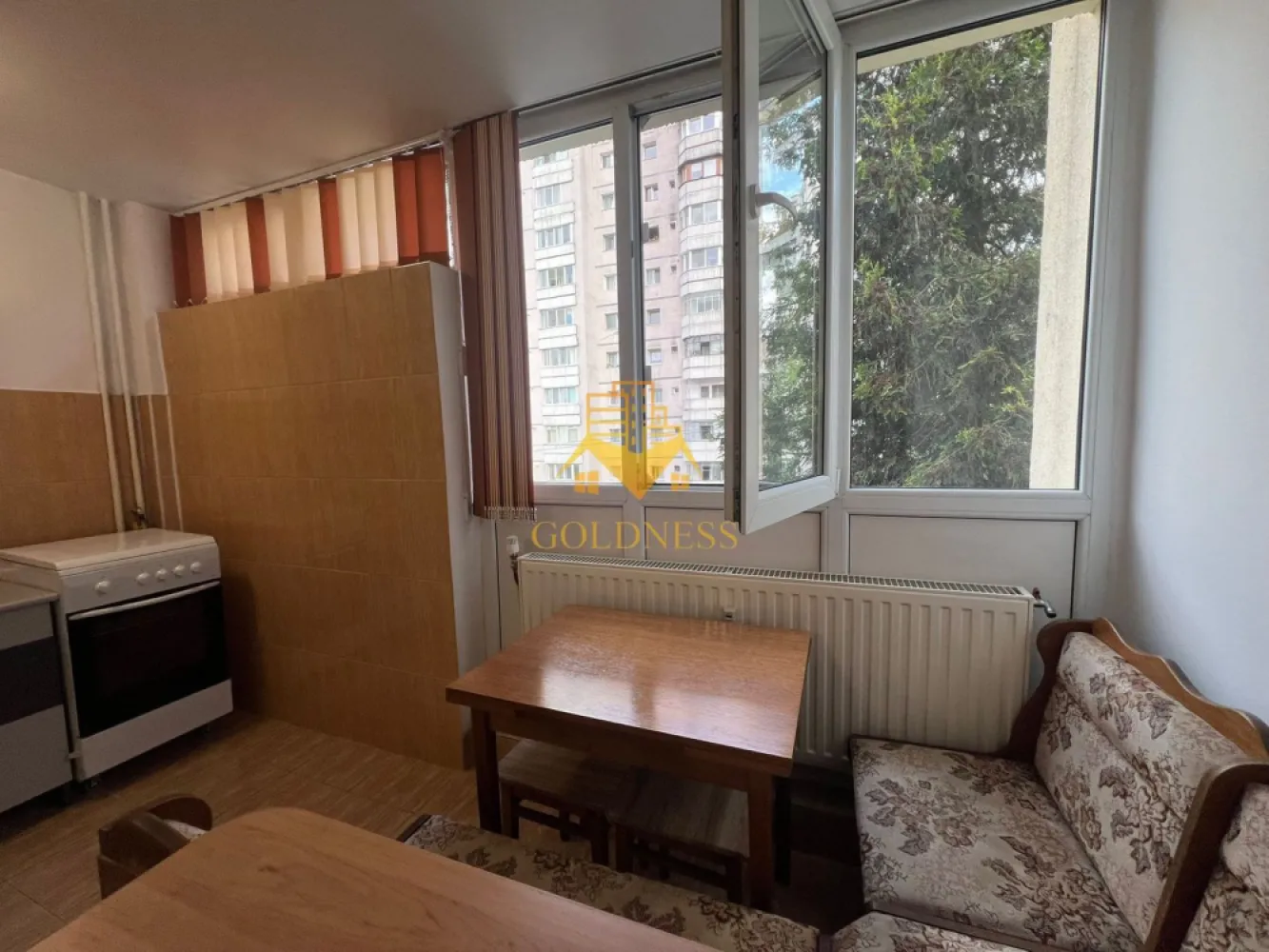 Garsoniera, 30mp, Grigorescu, Parcul Rozelor, Iuliu Hatieganu, Donath - GOLDNESS Imobiliare vă propune spre închiriere o garoniera complet mobilat și utilat, la etajul 2 într-un imobil de 4 etaje, în Cartierul Grigorescu.

Se află în apropierea stațiilor de transport în comun, magazine, restaurante, spații verzi, farmacii, etc. 

Apartamentul este compartimentat astfel:
 - camera cu pat , dressing, noptiere
 - bucatarie open space utilată și mobilată, coltar, loc de servit masa 
 - baie cu cada, calorifer port prosop și dulap pentru depozitare.

Imobilul este dotat cu toate cele necesare- termoficare, frigider, aragaz, mașină de spălat haine, etc. 

Dacă sunteți interesați de acest apartament și doriți să îl vizionați, dar și pentru alte oferte nu ezitați să ne contactați telefonic sau prin e-mail. Vă stăm la dispoziție!
Pentru intermediere se percepe un comision de 50% din prețul chiriei!