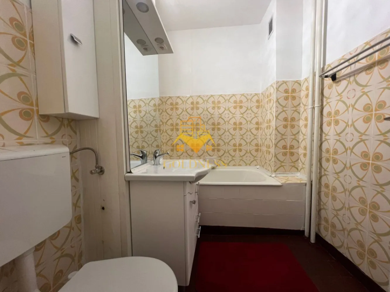 Garsoniera, 30mp, Grigorescu, Parcul Rozelor, Iuliu Hatieganu, Donath - GOLDNESS Imobiliare vă propune spre închiriere o garoniera complet mobilat și utilat, la etajul 2 într-un imobil de 4 etaje, în Cartierul Grigorescu.

Se află în apropierea stațiilor de transport în comun, magazine, restaurante, spații verzi, farmacii, etc. 

Apartamentul este compartimentat astfel:
 - camera cu pat , dressing, noptiere
 - bucatarie open space utilată și mobilată, coltar, loc de servit masa 
 - baie cu cada, calorifer port prosop și dulap pentru depozitare.

Imobilul este dotat cu toate cele necesare- termoficare, frigider, aragaz, mașină de spălat haine, etc. 

Dacă sunteți interesați de acest apartament și doriți să îl vizionați, dar și pentru alte oferte nu ezitați să ne contactați telefonic sau prin e-mail. Vă stăm la dispoziție!
Pentru intermediere se percepe un comision de 50% din prețul chiriei!
