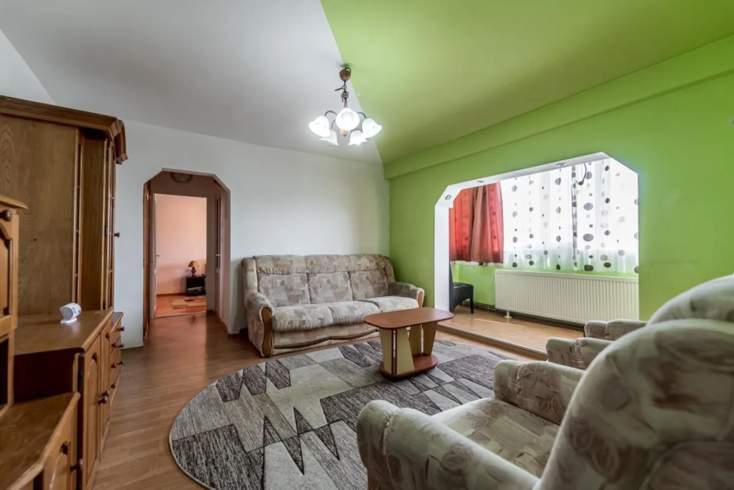Apartament 2 camere - Miortia, Micalaca - COMISION 0% - Vă propunem spre închiriere un apartament cu 2 camere semidecomandat, situat în zona Piața Miorița din cartierul Micălaca, Arad 📐 Suprafață construită: 71 mp (conform CF) 🏢 Etaj: 4/4 Compartimentare: - sufragerie spațioasă - dormitor - bucătărie cu cămară - baie - balcon -2 holuri Dotări și avantaje: - geamuri termopan cu rolete - centrală termică pe gaz 📍 Locația este excelentă, în apropiere de mijloace de transport, magazine și puncte de interes din Micălaca. Pentru mai multe detalii, dar si pentru a programa o vizionare: 0755 274 519 - Daniel Hord - Consultant imobiliar Birou: ACASĂ | Agenție imobiliară Arad Adresă: Bulevardul Decebal 2, Arad 310133
