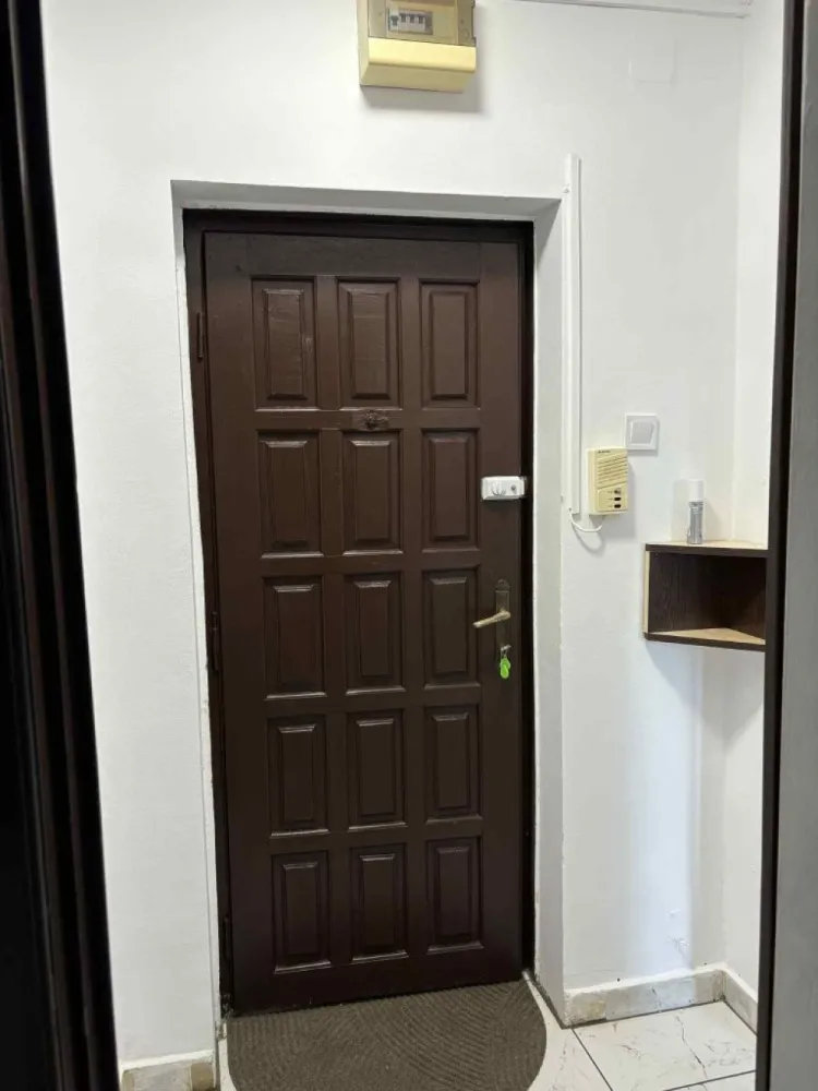 Unirii - 1 camera - balcon - Mentionati ID-ul proprietatii cand apelati: CP3208160
Contact ⓪⑦②⑥ ②②③ ⑧⑧⑥ Sebastian

Zap Imobiliare vă propune în exclusivitate spre închiriere un apartament cu o cameră, confortabil și primitor, situat în Târgu Mureș, în zona Unirii. Proprietatea se află într-o locație excelentă și foarte căutată, poziționată strategic chiar vizavi de Hotel Tempo, oferind acces rapid către punctele de interes majore din zonă.

Apartamentul este complet decomandat și a fost proaspăt renovat, fiind pregătit să își primească primii chiriași într-un ambient curat, modern și luminos. Datorită compartimentării inteligente, spațiul este optimizat excelent pentru un stil de viață dinamic.

Compartimentare și detalii tehnice:
-- Număr camere: 1 cameră generoasă
-- Suprafață utilă: 28 mp
-- Compartimentare: Complet decomandat
-- Regim de înălțime: Etajul 5

Avantaje locație și proximități:
-- Punct de reper: Vizavi de Hotel Tempo, o zonă foarte accesibilă și cunoscută
-- Facilități zonă: În imediata apropiere se găsesc stații de transport în comun, magazine comerciale, farmacii și zone de recreere

Opțiuni financiare:
-- Preț închiriere: 250 Euro / lună + garantie

Detalii comision:
-- La închiriere: Comisionul agenției este de 50% din valoarea primei chirii.

Acest anunț nu corespunde cerințelor tale? Sună la numărul afișat în anunț și unul dintre agenții noștri te va ajuda cu alte oferte personalizate în funcție de cerințele tale.

Contact ⓪⑦②⑥ ②②③ ⑧⑧⑥ Sebastian