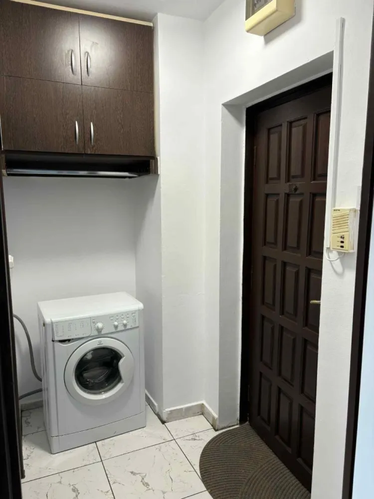Unirii - 1 camera - balcon - Mentionati ID-ul proprietatii cand apelati: CP3208160
Contact ⓪⑦②⑥ ②②③ ⑧⑧⑥ Sebastian

Zap Imobiliare vă propune în exclusivitate spre închiriere un apartament cu o cameră, confortabil și primitor, situat în Târgu Mureș, în zona Unirii. Proprietatea se află într-o locație excelentă și foarte căutată, poziționată strategic chiar vizavi de Hotel Tempo, oferind acces rapid către punctele de interes majore din zonă.

Apartamentul este complet decomandat și a fost proaspăt renovat, fiind pregătit să își primească primii chiriași într-un ambient curat, modern și luminos. Datorită compartimentării inteligente, spațiul este optimizat excelent pentru un stil de viață dinamic.

Compartimentare și detalii tehnice:
-- Număr camere: 1 cameră generoasă
-- Suprafață utilă: 28 mp
-- Compartimentare: Complet decomandat
-- Regim de înălțime: Etajul 5

Avantaje locație și proximități:
-- Punct de reper: Vizavi de Hotel Tempo, o zonă foarte accesibilă și cunoscută
-- Facilități zonă: În imediata apropiere se găsesc stații de transport în comun, magazine comerciale, farmacii și zone de recreere

Opțiuni financiare:
-- Preț închiriere: 250 Euro / lună + garantie

Detalii comision:
-- La închiriere: Comisionul agenției este de 50% din valoarea primei chirii.

Acest anunț nu corespunde cerințelor tale? Sună la numărul afișat în anunț și unul dintre agenții noștri te va ajuda cu alte oferte personalizate în funcție de cerințele tale.

Contact ⓪⑦②⑥ ②②③ ⑧⑧⑥ Sebastian
