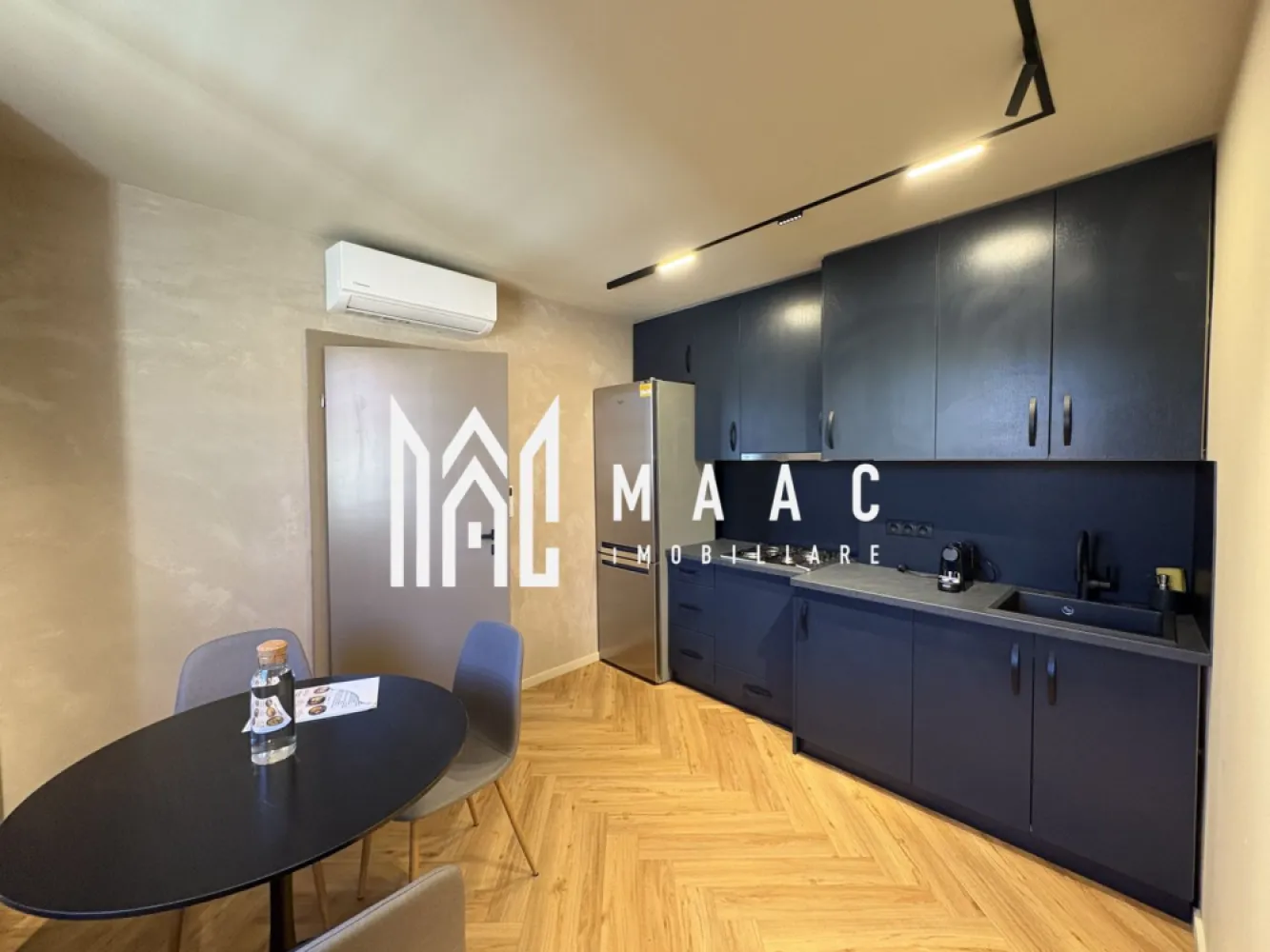 Apartament 2 camere I Regim hotelier I Centrul istoric i - MAAC Imobiliare vă propune spre vânzare un apartament situat în centrul istoric al Sibiului, pe Strada Tipografilor, într-una dintre cele mai apreciate și căutate zone ale orașului, atât de turiști, cât și de persoanele care își doresc să locuiască aproape de principalele atracții urbane. Poziționarea ultracentrală oferă acces rapid către zonele turistice emblematice ale Sibiului, restaurante, cafenele și multiple puncte de interes din inima orașului. Proprietatea este amenajată cu bun gust și atenție la detalii, beneficiind de finisaje de calitate și mobilier modern, fiind complet mobilată și utilată. Atmosfera interioară este una elegantă și confortabilă, spațiul fiind optim organizat pentru a oferi funcționalitate și un ambient plăcut. Compartimentarea apartamentului este practică și eficientă: -2 camere -bucătărie -baie Apartamentul funcționează în prezent în regim hotelier, aspect care îl transformă într-o oportunitate excelentă de investiție în centrul istoric al Sibiului, cu potențial de generare a veniturilor imediate pentru viitorul proprietar. Datorită poziției sale într-o zonă turistică intens vizitată, proprietatea este potrivită pentru exploatare în regim de închiriere pe termen scurt, dar poate reprezenta la fel de bine și o locuință ideală pentru cei care își doresc să trăiască în centrul vibrant al orașului. Pentru mai multe detalii vă rugăm să menționați la telefon numărul CP2958508 }}