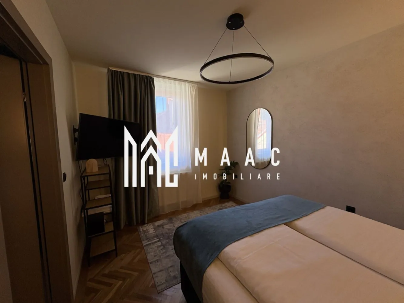 Apartament 2 camere I Regim hotelier I Centrul istoric i - MAAC Imobiliare vă propune spre vânzare un apartament situat în centrul istoric al Sibiului, pe Strada Tipografilor, într-una dintre cele mai apreciate și căutate zone ale orașului, atât de turiști, cât și de persoanele care își doresc să locuiască aproape de principalele atracții urbane. Poziționarea ultracentrală oferă acces rapid către zonele turistice emblematice ale Sibiului, restaurante, cafenele și multiple puncte de interes din inima orașului. Proprietatea este amenajată cu bun gust și atenție la detalii, beneficiind de finisaje de calitate și mobilier modern, fiind complet mobilată și utilată. Atmosfera interioară este una elegantă și confortabilă, spațiul fiind optim organizat pentru a oferi funcționalitate și un ambient plăcut. Compartimentarea apartamentului este practică și eficientă: -2 camere -bucătărie -baie Apartamentul funcționează în prezent în regim hotelier, aspect care îl transformă într-o oportunitate excelentă de investiție în centrul istoric al Sibiului, cu potențial de generare a veniturilor imediate pentru viitorul proprietar. Datorită poziției sale într-o zonă turistică intens vizitată, proprietatea este potrivită pentru exploatare în regim de închiriere pe termen scurt, dar poate reprezenta la fel de bine și o locuință ideală pentru cei care își doresc să trăiască în centrul vibrant al orașului. Pentru mai multe detalii vă rugăm să menționați la telefon numărul CP2958508 }}