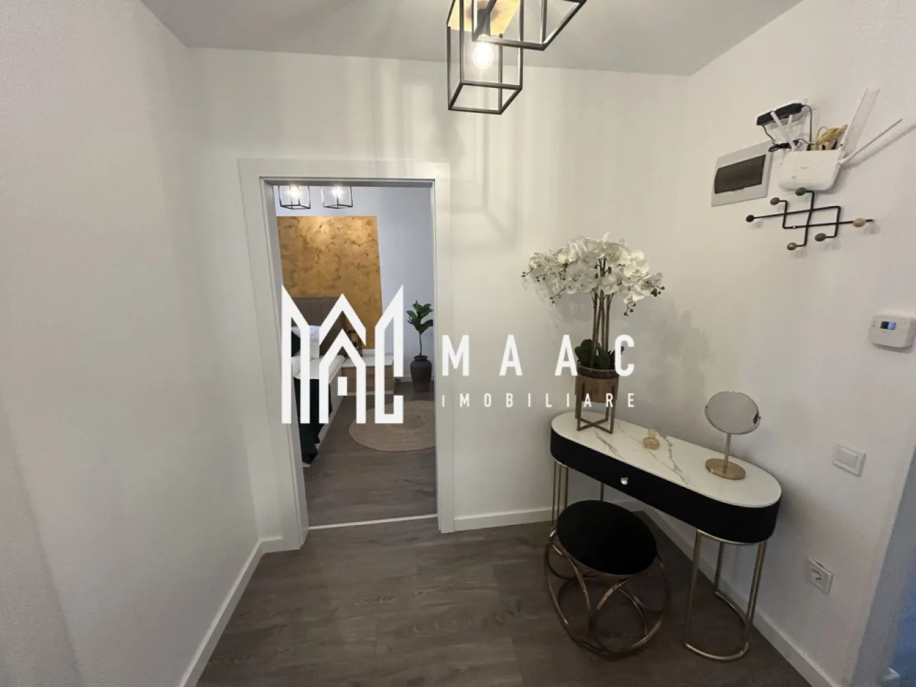 Apartament 3 camere | 71,8 mp utili | 2 terase | Etaj 1 | Parcare | LUX - MAAC Imobiliare vă prezintă un apartament modern cu 3 camere, amenajat la standarde premium, ideal atât pentru investiție în regim hotelier, cât și pentru închiriere pe termen lung sau locuință personală. Imobilul este situat într-un bloc construit în 2021, dotat cu lift modern și casă a scării elegantă și bine întreținută, oferind un ambient plăcut și un nivel ridicat de confort. Apartamentul are o suprafață utilă de 71,8 mp, la care se adaugă două terase generoase, fiind compartimentat eficient astfel: • 2 dormitoare matrimoniale • living open space cu bucătărie (poate fi delimitată la nevoie) • 2 băi spațioase • 2 terase mari, ideale pentru relaxare Locuința este mobilată și utilată complet, în stil modern, fiind amenajată pentru confort și funcționalitate, cu multiple spații de depozitare. Dotări și beneficii: încălzire în pardoseală centrală termică proprie aer condiționat bucătărie complet utilată (plită electrică, frigider și electrocasnice) televizoare în fiecare cameră mobilier modern, de calitate superioară loc de parcare inclus Apartamentul se prezintă impecabil, fiecare detaliu fiind ales pentru a oferi un nivel ridicat de confort, eleganță și funcționalitate. Proprietatea reprezintă o oportunitate excelentă de investiție, fiind ideală pentru regim hotelier, dar și pentru închiriere pe termen lung sau locuire personală. Bonus: Primele apartamente vândute vor beneficia de spațiu de depozitare la subsol, perfect pentru depozitarea obiectelor personale sau sezoniere. Apartamentul prezentat este o proprietate destinată persoanelor care apreciază calitatea, confortul și un stil de viață rafinat. Pentru mai multe detalii sau pentru programarea unei vizionări, vă rugăm să ne contactați, specificând ID:CP2955540 }}