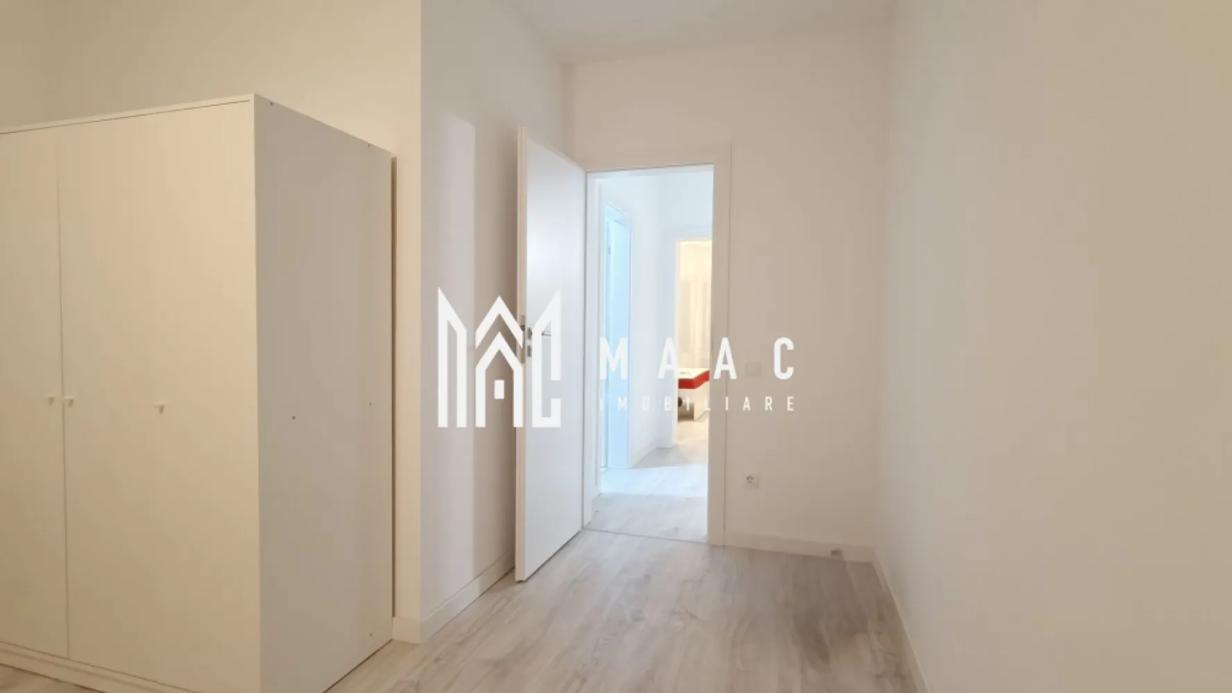 Apartament 3 camere 63mpu I Parcare I Pet- friendly I Stanca - MAAC Imobiliare propune spre închiriere un apartament modern, situat într-un bloc nou de pe strada Doamna Stanca, în Șelimbăr. Locuința este la prima închiriere și oferă confort, spațiu generos și dotări complete. Caracteristici principale - Suprafață utilă: 63 mp, Etaj 2, orientare sudică Compartimentare: - Living open-space cu bucătărie și acces pe balcon - 2 dormitoare (al doilea dormitor va fi mobilat la cererea chiriașului) - Baie dotată cu cadă Mobilat și utilat complet nou, cu: - Televizor, mașină de spălat rufe, frigider + ladă frigorifică, plită, cuptor, hotă, mașină de spălat vase Alte avantaje - Loc de parcare inclus - Proprietarul acceptă animale de companie de talie mică - La semnarea contractului se achită garanția și chiria pe luna în curs. Pentru mai multe detalii și pentru a programa o vizionare, contactați MAAC Imobiliare specificând ID CP2942833. }}