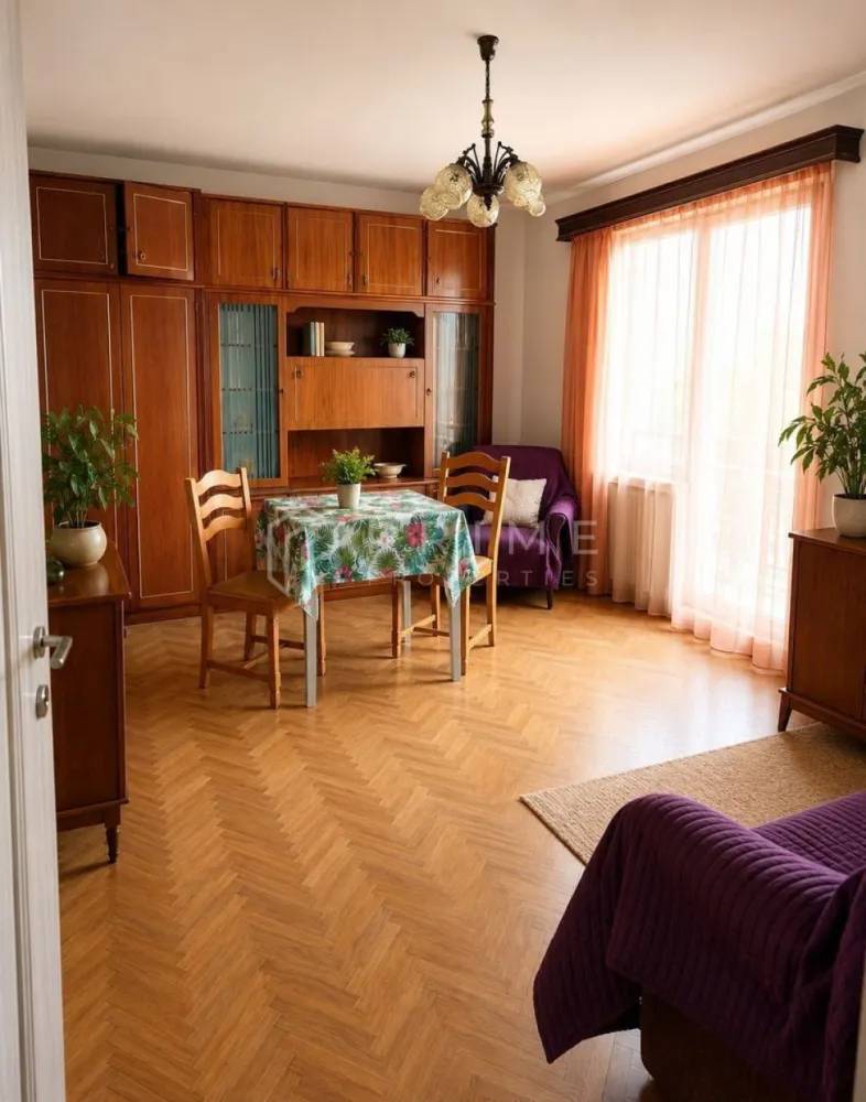 Apartament 2 camere de vânzare – Târgu Mureș, Str. Rodniciei - Vă propunem spre vânzare un apartament cu 2 camere, situat pe strada Rodniciei, într-o zonă liniștită și extrem de căutată din Târgu Mureș. Poziționat la etajul 3, apartamentul oferă un potențial extraordinar pentru a fi transformat în locuința ideală, beneficiind deja de îmbunătățiri esențiale.

Detalii tehnice și compartimentare:

Suprafață: Compartimentare practică și luminoasă, formată din living spațios, dormitor, bucătărie, baie, hol și cămară.

Spațiu exterior: Balcon inclus, perfect pentru relaxare.

Îmbunătățiri recente: Apartamentul dispune de geamuri termopan noi și uși interioare recent înlocuite.

De ce să alegeți această proprietate?

Localizare strategică: Situat la doar 2 minute de mers pe jos de Școala Gimnazială "Tudor Vladimirescu". Proximitatea față de școli, magazine și mijloace de transport îl face ideal pentru o familie sau ca investiție pentru închiriere.

Potențial de personalizare: Locuința este ideală pentru renovare, oferind noului proprietar libertatea deplină de a o amenaja după propriile preferințe și stil, fără a fi condiționat de investițiile anterioare ale altora.

Ambient: O zonă aerisită și liniștită, care asigură confortul necesar unui stil de viață modern.

Promisiunea Prime Properties
La Prime Properties, fiecare tranzacție înseamnă mai mult decât o simplă achiziție – este un proces complet, în care colaborăm cu cei mai buni profesioniști: notari, avocați, evaluatori, specialiști în certificate energetice și consultanți de credite imobiliare. Astfel, atunci când alegi o proprietate prin noi, primești la pachet siguranță, transparență și servicii impecabile pe tot parcursul drumului tău către casa ideală.