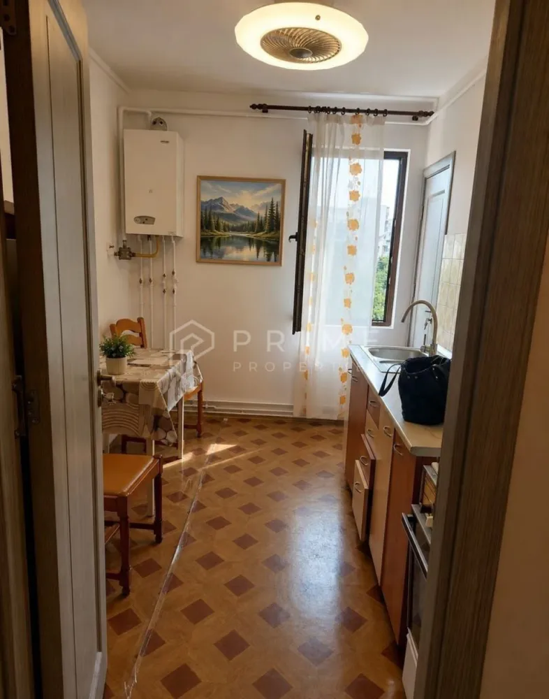Apartament 2 camere de vânzare – Târgu Mureș, Str. Rodniciei - Vă propunem spre vânzare un apartament cu 2 camere, situat pe strada Rodniciei, într-o zonă liniștită și extrem de căutată din Târgu Mureș. Poziționat la etajul 3, apartamentul oferă un potențial extraordinar pentru a fi transformat în locuința ideală, beneficiind deja de îmbunătățiri esențiale.

Detalii tehnice și compartimentare:

Suprafață: Compartimentare practică și luminoasă, formată din living spațios, dormitor, bucătărie, baie, hol și cămară.

Spațiu exterior: Balcon inclus, perfect pentru relaxare.

Îmbunătățiri recente: Apartamentul dispune de geamuri termopan noi și uși interioare recent înlocuite.

De ce să alegeți această proprietate?

Localizare strategică: Situat la doar 2 minute de mers pe jos de Școala Gimnazială "Tudor Vladimirescu". Proximitatea față de școli, magazine și mijloace de transport îl face ideal pentru o familie sau ca investiție pentru închiriere.

Potențial de personalizare: Locuința este ideală pentru renovare, oferind noului proprietar libertatea deplină de a o amenaja după propriile preferințe și stil, fără a fi condiționat de investițiile anterioare ale altora.

Ambient: O zonă aerisită și liniștită, care asigură confortul necesar unui stil de viață modern.

Promisiunea Prime Properties
La Prime Properties, fiecare tranzacție înseamnă mai mult decât o simplă achiziție – este un proces complet, în care colaborăm cu cei mai buni profesioniști: notari, avocați, evaluatori, specialiști în certificate energetice și consultanți de credite imobiliare. Astfel, atunci când alegi o proprietate prin noi, primești la pachet siguranță, transparență și servicii impecabile pe tot parcursul drumului tău către casa ideală.