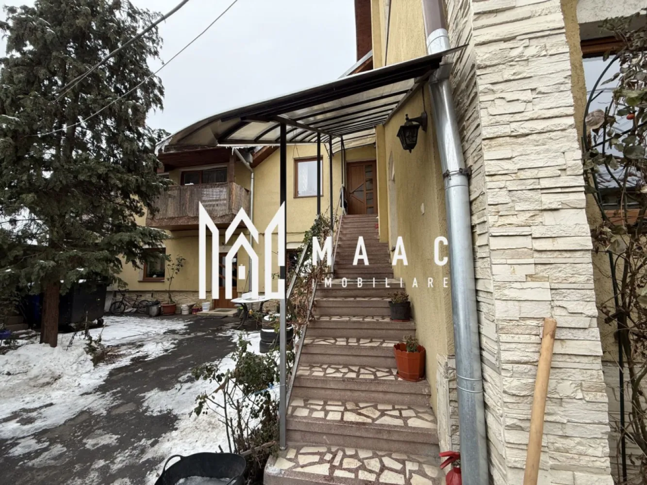 Casa individuala | 7 Camere cu baie proprie | Promenada - MAAC Imobiliare vă prezintă spre închiriere o casă cu 7 camere, situată în apropiere de Promenada Mall Sibiu, într-o zona cu acces rapid către toate facilitățile urbane. Caracteristici: Casă dispusă pe 2 niveluri. Suprafață utilă de 120 mp. Compartimentare practică, potrivită atât pentru o familie numeroasă, cât și pentru subînchiriere. Pod generos, ideal pentru depozitare. Compartimentare și funcționalitate: 7 camere. Fiecare dormitor beneficiază de baie proprie. Bucătărie separată, complet funcțională. Spații bine organizate, ușor de adaptat în funcție de necesități. Dotări și confort: Încălzire prin calorifere, asigurată de centrală termică proprie. Imobil bine întreținut, pregătit pentru mutare imediată. Condiții de închiriere: Se percepe o lună de garanție. Se achită prima lună de chirie în avans. Avantaje locație: Poziționare excelentă, aproape de centre comerciale, restaurante, magazine și mijloace de transport. Pentru mai multe detalii, precizati telefonic ca ati vizionat anuntul cu ID: CP2942631 }}