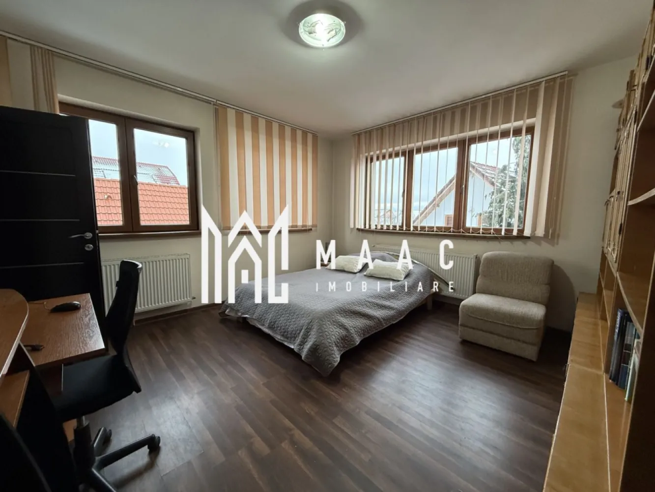 Casa individuala | 7 Camere cu baie proprie | Promenada - MAAC Imobiliare vă prezintă spre închiriere o casă cu 7 camere, situată în apropiere de Promenada Mall Sibiu, într-o zona cu acces rapid către toate facilitățile urbane. Caracteristici: Casă dispusă pe 2 niveluri. Suprafață utilă de 120 mp. Compartimentare practică, potrivită atât pentru o familie numeroasă, cât și pentru subînchiriere. Pod generos, ideal pentru depozitare. Compartimentare și funcționalitate: 7 camere. Fiecare dormitor beneficiază de baie proprie. Bucătărie separată, complet funcțională. Spații bine organizate, ușor de adaptat în funcție de necesități. Dotări și confort: Încălzire prin calorifere, asigurată de centrală termică proprie. Imobil bine întreținut, pregătit pentru mutare imediată. Condiții de închiriere: Se percepe o lună de garanție. Se achită prima lună de chirie în avans. Avantaje locație: Poziționare excelentă, aproape de centre comerciale, restaurante, magazine și mijloace de transport. Pentru mai multe detalii, precizati telefonic ca ati vizionat anuntul cu ID: CP2942631 }}