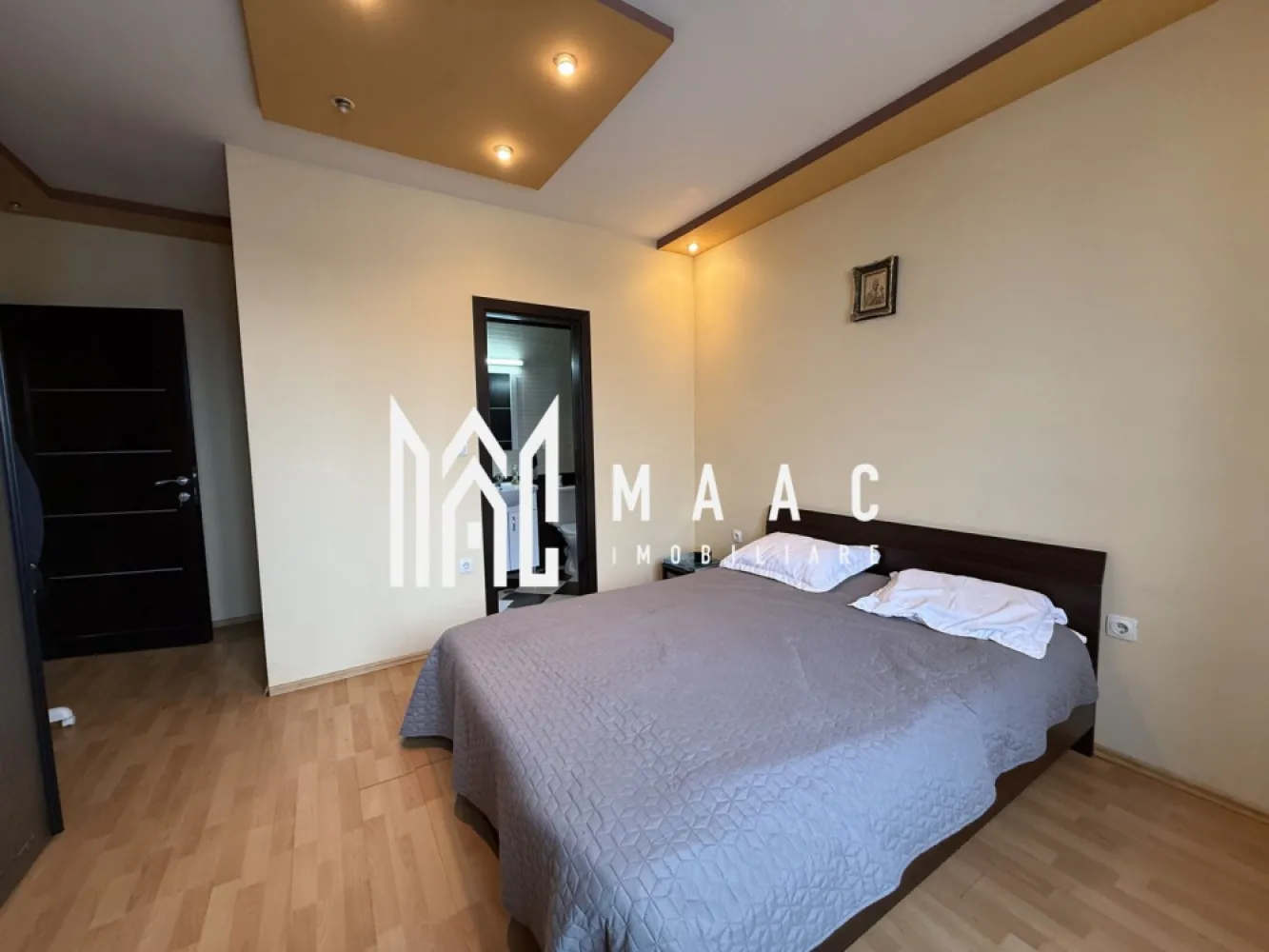 Casa individuala | 7 Camere cu baie proprie | Promenada - MAAC Imobiliare vă prezintă spre închiriere o casă cu 7 camere, situată în apropiere de Promenada Mall Sibiu, într-o zona cu acces rapid către toate facilitățile urbane. Caracteristici: Casă dispusă pe 2 niveluri. Suprafață utilă de 120 mp. Compartimentare practică, potrivită atât pentru o familie numeroasă, cât și pentru subînchiriere. Pod generos, ideal pentru depozitare. Compartimentare și funcționalitate: 7 camere. Fiecare dormitor beneficiază de baie proprie. Bucătărie separată, complet funcțională. Spații bine organizate, ușor de adaptat în funcție de necesități. Dotări și confort: Încălzire prin calorifere, asigurată de centrală termică proprie. Imobil bine întreținut, pregătit pentru mutare imediată. Condiții de închiriere: Se percepe o lună de garanție. Se achită prima lună de chirie în avans. Avantaje locație: Poziționare excelentă, aproape de centre comerciale, restaurante, magazine și mijloace de transport. Pentru mai multe detalii, precizati telefonic ca ati vizionat anuntul cu ID: CP2942631 }}