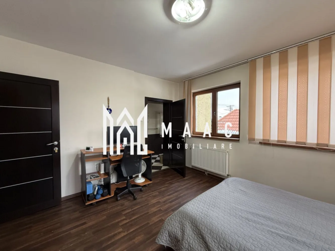 Casa individuala | 7 Camere cu baie proprie | Promenada - MAAC Imobiliare vă prezintă spre închiriere o casă cu 7 camere, situată în apropiere de Promenada Mall Sibiu, într-o zona cu acces rapid către toate facilitățile urbane. Caracteristici: Casă dispusă pe 2 niveluri. Suprafață utilă de 120 mp. Compartimentare practică, potrivită atât pentru o familie numeroasă, cât și pentru subînchiriere. Pod generos, ideal pentru depozitare. Compartimentare și funcționalitate: 7 camere. Fiecare dormitor beneficiază de baie proprie. Bucătărie separată, complet funcțională. Spații bine organizate, ușor de adaptat în funcție de necesități. Dotări și confort: Încălzire prin calorifere, asigurată de centrală termică proprie. Imobil bine întreținut, pregătit pentru mutare imediată. Condiții de închiriere: Se percepe o lună de garanție. Se achită prima lună de chirie în avans. Avantaje locație: Poziționare excelentă, aproape de centre comerciale, restaurante, magazine și mijloace de transport. Pentru mai multe detalii, precizati telefonic ca ati vizionat anuntul cu ID: CP2942631 }}