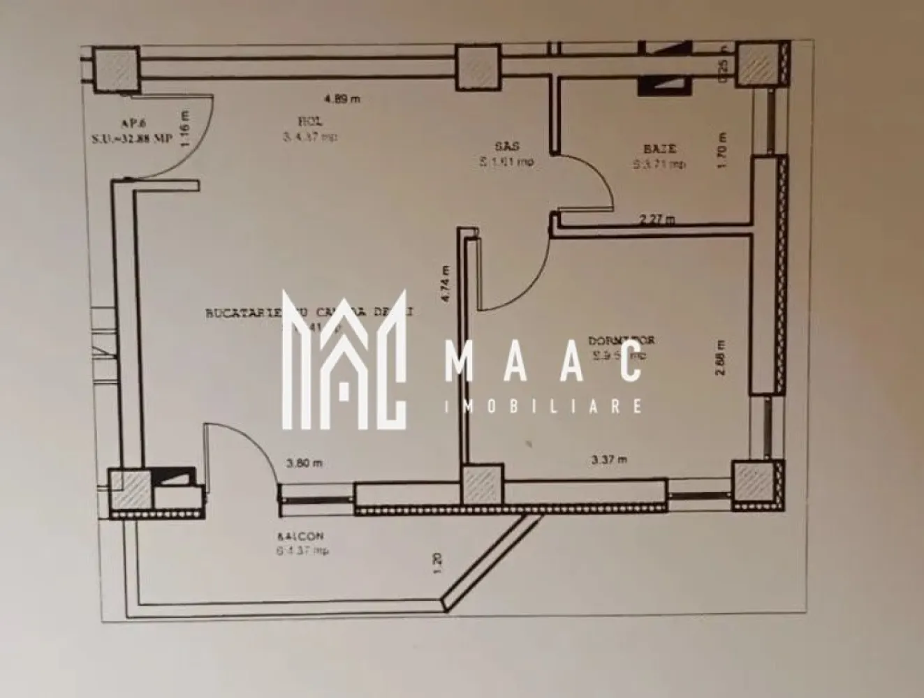 Apartament 2 camere | Etaj 2 | Balcon | Doamna Stanca - MAAC Imobiliare vă prezintă un apartament cu 2 camere, situat la etajul 2 al unui imobil din zona Doamna Stanca. Caracteristici: Apartament semidecomandat. Suprafață utilă de 33 mp. Etaj 2 din 6, bloc dotat cu lift. Balcon de 4,4 mp. Loc de parcare inclus, menționat în contractul de vânzare-cumpărare. Compartimentare: Living cu bucătărie open space. Dormitor separat. Baie dotată cu cabină de duș și geam pentru aerisire naturală. Balcon. Dotări și finisaje: Bucătărie complet utilată. Podea din lemn în zona de zi și în dormitor. Pereți în nuanțe deschise, care oferă un ambient luminos și primitor. Avantaje locație: Zonă liniștită, cu acces rapid către parcuri, școli, magazine și centre comerciale. Apropiere de săli de sport și mijloace de transport în comun. Pentru mai multe detalii, precizati telefonic ca ati vizionat anuntul cu ID: CP2940406 }}