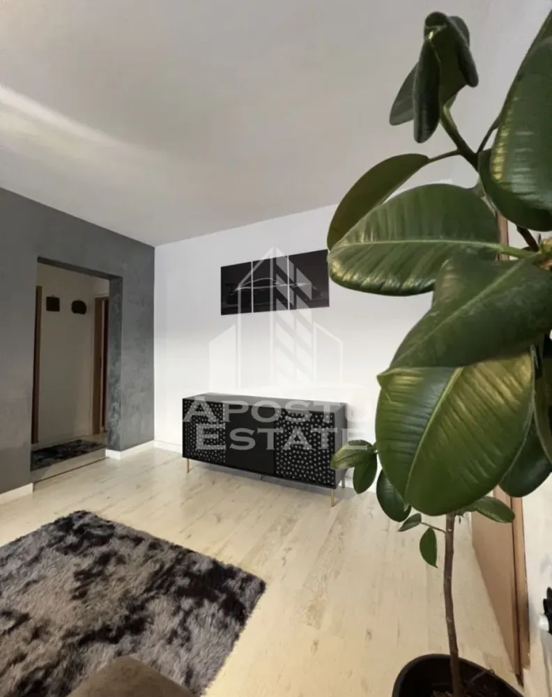 Apartament cu 3 camere ,zona Centrala - Apostu Estate va oferă spre vânzare apartament cu 3 camere ,poziție excelentă,zona centrală .
Confort: 1
Suprafață: 63.79 mp utili (72.12 mp suprafață totală, incluzând cele 2 balcoane închise)
Etaj: 9 din 10 (bloc cu lift schimbat recent)

Fiind poziționat la etajul 9, apartamentul oferă o priveliște panoramică superbă pe ambele părți ale imobilului. Apartamentul este semidecomandat:
- bucatarie separata mare cu spatiu de luat masa
- living luminos
- ,2 dormitoare separate
- 2 balcoane zidite lateral si inchise cu termopan
- baie renovata complet.
Se vinde complet mobilat și utilat (gata de mutare sau ideal pentru investiție/închiriere).
Gresie porțelanată cu plăci mari în zonele de bucătărie/hol și parchet laminat elegant în living și dormitoare.
Geamuri termopan și rulouri de aluminiu (asigură confort termic și fonic excelent).
Instalații sanitare complet refăcute, sistem de aer condiționat și centrală termică proprie.
Scară de bloc monitorizată video, cu vecini liniștiți și cheltuieli de întreținere mici.

Amplasarea pe vă oferă avantajul de a ajunge pe jos la toate punctele de interes majore din oraș:
Iulius Town & Centrul Istoric: la doar 10-15 minute de mers pe jos.
Supermarketuri în vecinătatea imediată: Kaufland, Lidl, Profi și Mega Image.
Facilități urbane: Școli generale, grădinițe, parcuri pentru copii, terenuri de sport și unități medicale.
Acte la zi, liber de sarcini,disponibil imediat.
Plată: Se acceptă orice modalitate de plată.
 Cu mai multe informații vă stăm la dispoziție telefonic,vă așteptăm cu drag la o vizionare!