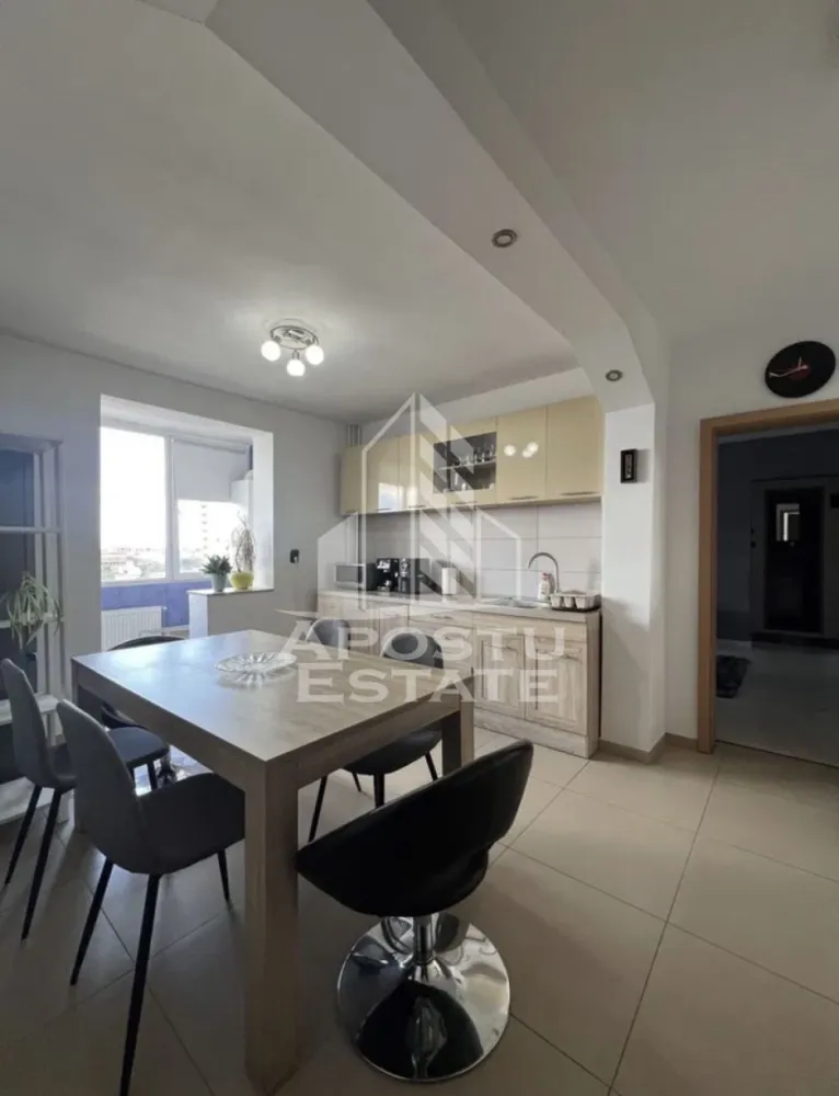 Apartament cu 3 camere ,zona Centrala - Apostu Estate va oferă spre vânzare apartament cu 3 camere ,poziție excelentă,zona centrală .
Confort: 1
Suprafață: 63.79 mp utili (72.12 mp suprafață totală, incluzând cele 2 balcoane închise)
Etaj: 9 din 10 (bloc cu lift schimbat recent)

Fiind poziționat la etajul 9, apartamentul oferă o priveliște panoramică superbă pe ambele părți ale imobilului. Apartamentul este semidecomandat:
- bucatarie separata mare cu spatiu de luat masa
- living luminos
- ,2 dormitoare separate
- 2 balcoane zidite lateral si inchise cu termopan
- baie renovata complet.
Se vinde complet mobilat și utilat (gata de mutare sau ideal pentru investiție/închiriere).
Gresie porțelanată cu plăci mari în zonele de bucătărie/hol și parchet laminat elegant în living și dormitoare.
Geamuri termopan și rulouri de aluminiu (asigură confort termic și fonic excelent).
Instalații sanitare complet refăcute, sistem de aer condiționat și centrală termică proprie.
Scară de bloc monitorizată video, cu vecini liniștiți și cheltuieli de întreținere mici.

Amplasarea pe vă oferă avantajul de a ajunge pe jos la toate punctele de interes majore din oraș:
Iulius Town & Centrul Istoric: la doar 10-15 minute de mers pe jos.
Supermarketuri în vecinătatea imediată: Kaufland, Lidl, Profi și Mega Image.
Facilități urbane: Școli generale, grădinițe, parcuri pentru copii, terenuri de sport și unități medicale.
Acte la zi, liber de sarcini,disponibil imediat.
Plată: Se acceptă orice modalitate de plată.
 Cu mai multe informații vă stăm la dispoziție telefonic,vă așteptăm cu drag la o vizionare!