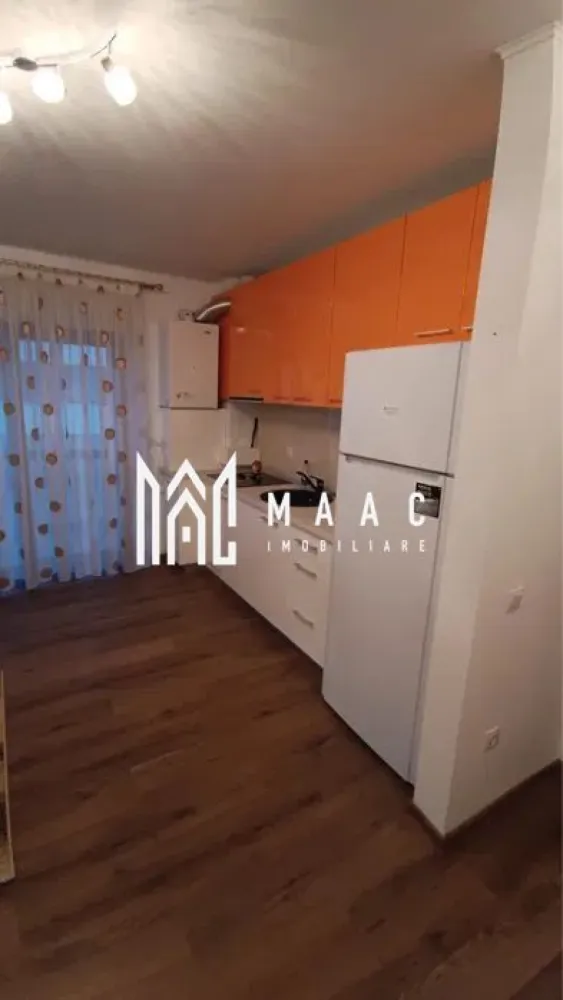 Apartament 2 camere | Etaj 2 | Balcon | Doamna Stanca - MAAC Imobiliare vă prezintă un apartament cu 2 camere, situat la etajul 2 al unui imobil din zona Doamna Stanca. Caracteristici: Apartament semidecomandat. Suprafață utilă de 33 mp. Etaj 2 din 6, bloc dotat cu lift. Balcon de 4,4 mp. Loc de parcare inclus, menționat în contractul de vânzare-cumpărare. Compartimentare: Living cu bucătărie open space. Dormitor separat. Baie dotată cu cabină de duș și geam pentru aerisire naturală. Balcon. Dotări și finisaje: Bucătărie complet utilată. Podea din lemn în zona de zi și în dormitor. Pereți în nuanțe deschise, care oferă un ambient luminos și primitor. Avantaje locație: Zonă liniștită, cu acces rapid către parcuri, școli, magazine și centre comerciale. Apropiere de săli de sport și mijloace de transport în comun. Pentru mai multe detalii, precizati telefonic ca ati vizionat anuntul cu ID: CP2940406 }}
