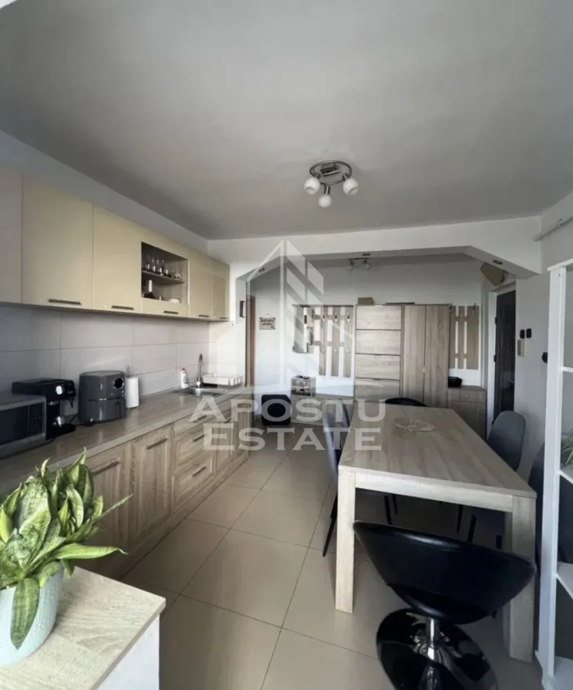 Apartament cu 3 camere ,zona Centrala - Apostu Estate va oferă spre vânzare apartament cu 3 camere ,poziție excelentă,zona centrală .
Confort: 1
Suprafață: 63.79 mp utili (72.12 mp suprafață totală, incluzând cele 2 balcoane închise)
Etaj: 9 din 10 (bloc cu lift schimbat recent)

Fiind poziționat la etajul 9, apartamentul oferă o priveliște panoramică superbă pe ambele părți ale imobilului. Apartamentul este semidecomandat:
- bucatarie separata mare cu spatiu de luat masa
- living luminos
- ,2 dormitoare separate
- 2 balcoane zidite lateral si inchise cu termopan
- baie renovata complet.
Se vinde complet mobilat și utilat (gata de mutare sau ideal pentru investiție/închiriere).
Gresie porțelanată cu plăci mari în zonele de bucătărie/hol și parchet laminat elegant în living și dormitoare.
Geamuri termopan și rulouri de aluminiu (asigură confort termic și fonic excelent).
Instalații sanitare complet refăcute, sistem de aer condiționat și centrală termică proprie.
Scară de bloc monitorizată video, cu vecini liniștiți și cheltuieli de întreținere mici.

Amplasarea pe vă oferă avantajul de a ajunge pe jos la toate punctele de interes majore din oraș:
Iulius Town & Centrul Istoric: la doar 10-15 minute de mers pe jos.
Supermarketuri în vecinătatea imediată: Kaufland, Lidl, Profi și Mega Image.
Facilități urbane: Școli generale, grădinițe, parcuri pentru copii, terenuri de sport și unități medicale.
Acte la zi, liber de sarcini,disponibil imediat.
Plată: Se acceptă orice modalitate de plată.
 Cu mai multe informații vă stăm la dispoziție telefonic,vă așteptăm cu drag la o vizionare!