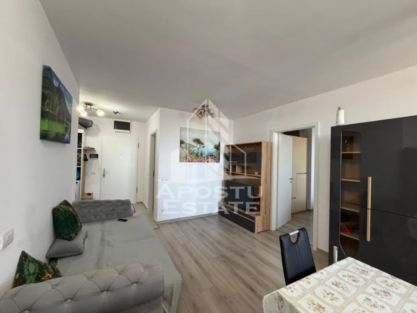 Apartament cu 3 camere de inchiriat, Timisoara, zona Take Ionescu - Agentia imobiliara APOSTU ESTATE va propune spre inchiriere un apartament cu 3 camere, spatios si luminos, situat in zona Take Ionescu, o zona linistita si bine pozitionata din Timisoara, potrivit pentru cupluri sau studenti care isi doresc o locuinta unde sa se simta confortabil si cu acces facil catre scoli, statii de autobuz, supermarketuri , magazine de zona, parcuri.

Suprafata utila: 69 mp
Compartimentare eficienta:
-Hol de acces generos
-Bucatarie complet mobilata si utilata, cu loc de luat masa
-Living luminos si spatios
-Doua dormitoare mobilate
-Doua bai, una cu cada, una cu dus 

Confort si facilitati:
-Incalzirea apartamentului: centrala proprie
-Apartamentul este complet mobilat si utilat
-Nu se accepta animale de companie de catre proprietar

Localizare:
-Timis,Timisoara, zona Take Ionescu – acces facil spre magazine, supermarketul Lidl, scoli, parcuri si mijloace de transport in comun.

Ideal pentru:
-Cupluri
-Studenti

Disponibilitate: 10.07.2026
Pret chirie lunara: 800 Euro 
Programeaza o vizionare pentru a-ti putea imagina viitorul aici!
ID intern: CP3208116