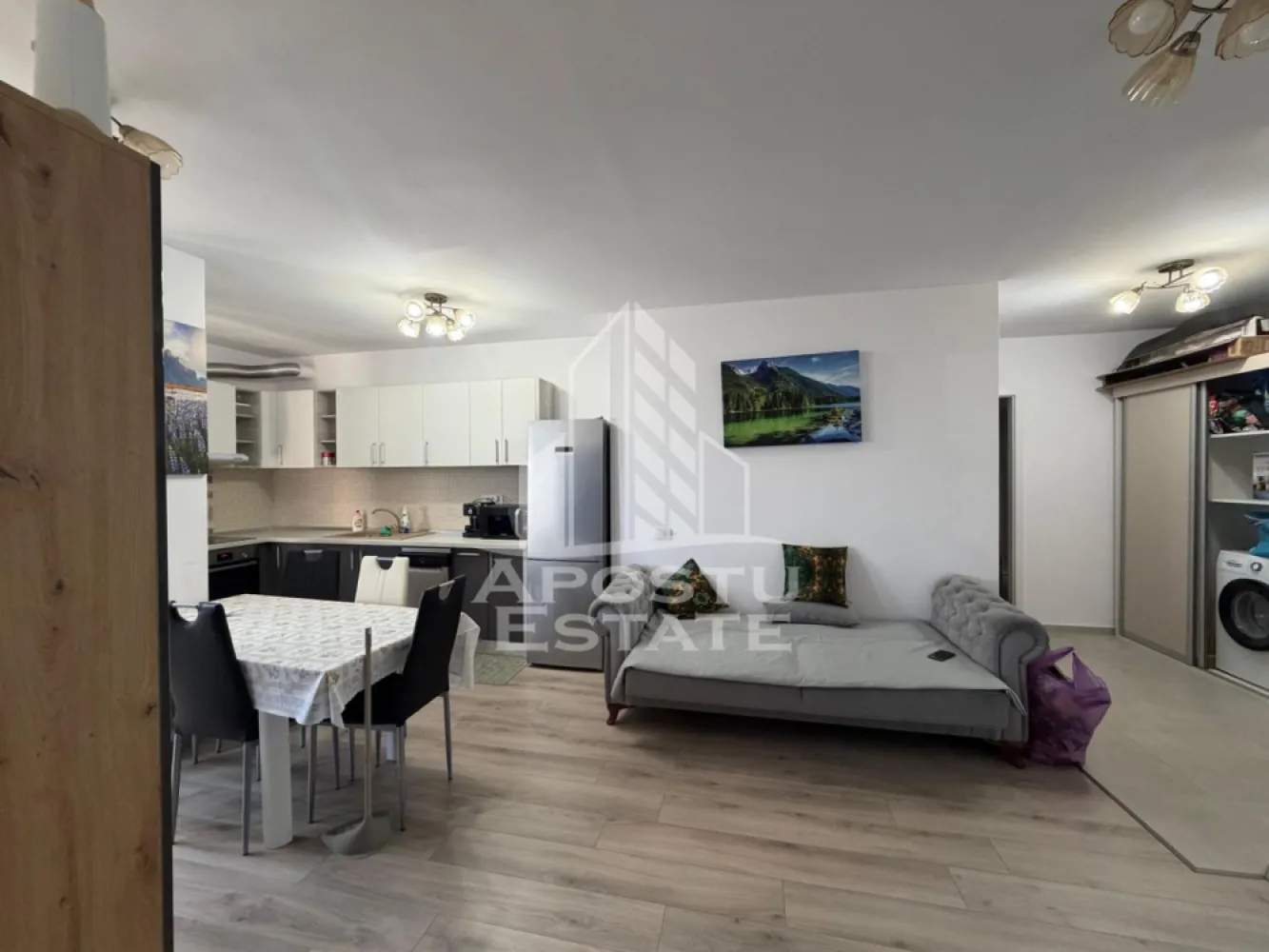 Apartament cu 3 camere de inchiriat, Timisoara, zona Take Ionescu - Agentia imobiliara APOSTU ESTATE va propune spre inchiriere un apartament cu 3 camere, spatios si luminos, situat in zona Take Ionescu, o zona linistita si bine pozitionata din Timisoara, potrivit pentru cupluri sau studenti care isi doresc o locuinta unde sa se simta confortabil si cu acces facil catre scoli, statii de autobuz, supermarketuri , magazine de zona, parcuri.

Suprafata utila: 69 mp
Compartimentare eficienta:
-Hol de acces generos
-Bucatarie complet mobilata si utilata, cu loc de luat masa
-Living luminos si spatios
-Doua dormitoare mobilate
-Doua bai, una cu cada, una cu dus 

Confort si facilitati:
-Incalzirea apartamentului: centrala proprie
-Apartamentul este complet mobilat si utilat
-Nu se accepta animale de companie de catre proprietar

Localizare:
-Timis,Timisoara, zona Take Ionescu – acces facil spre magazine, supermarketul Lidl, scoli, parcuri si mijloace de transport in comun.

Ideal pentru:
-Cupluri
-Studenti

Disponibilitate: 10.07.2026
Pret chirie lunara: 800 Euro 
Programeaza o vizionare pentru a-ti putea imagina viitorul aici!
ID intern: CP3208116