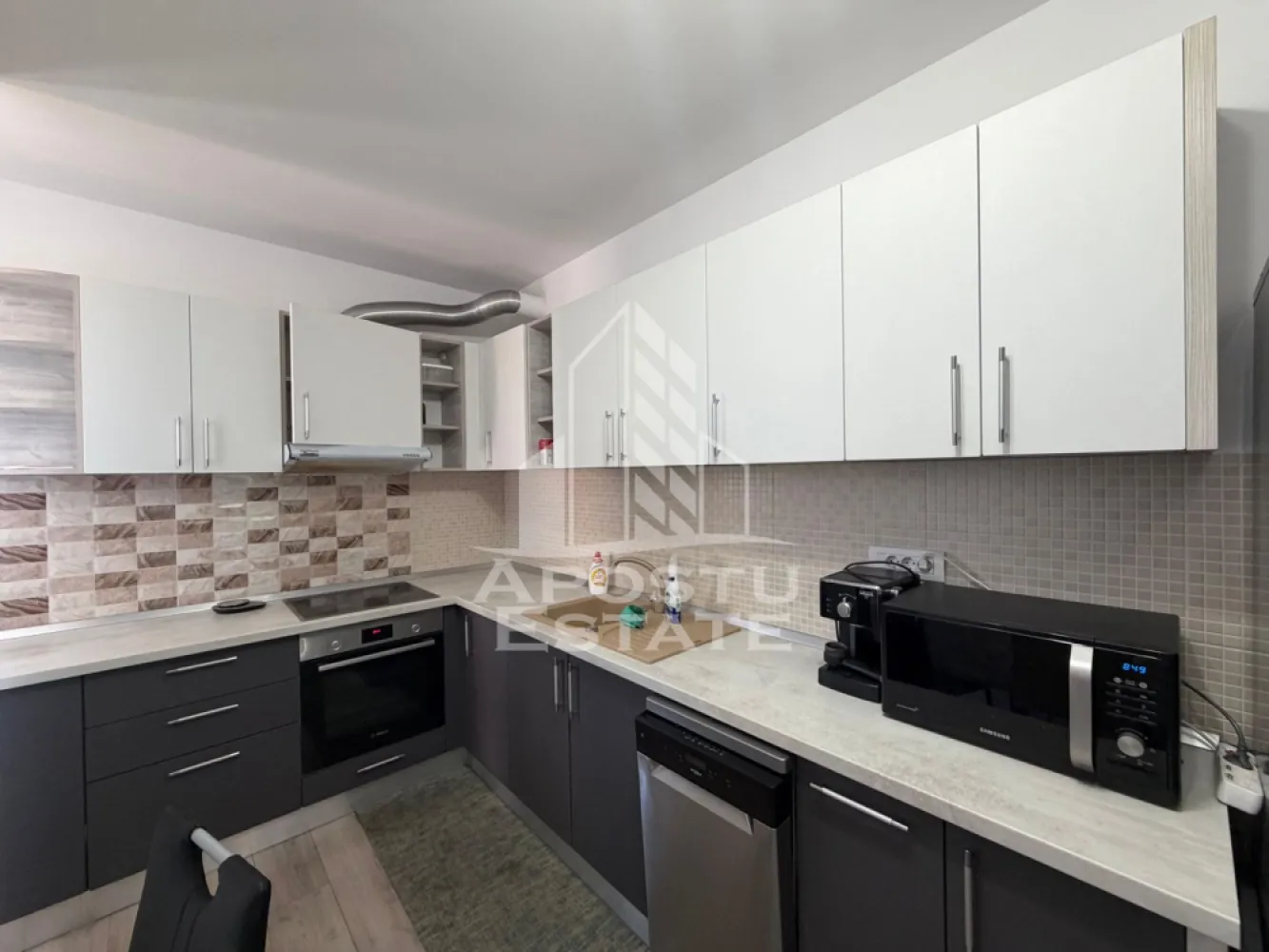 Apartament cu 3 camere de inchiriat, Timisoara, zona Take Ionescu - Agentia imobiliara APOSTU ESTATE va propune spre inchiriere un apartament cu 3 camere, spatios si luminos, situat in zona Take Ionescu, o zona linistita si bine pozitionata din Timisoara, potrivit pentru cupluri sau studenti care isi doresc o locuinta unde sa se simta confortabil si cu acces facil catre scoli, statii de autobuz, supermarketuri , magazine de zona, parcuri.

Suprafata utila: 69 mp
Compartimentare eficienta:
-Hol de acces generos
-Bucatarie complet mobilata si utilata, cu loc de luat masa
-Living luminos si spatios
-Doua dormitoare mobilate
-Doua bai, una cu cada, una cu dus 

Confort si facilitati:
-Incalzirea apartamentului: centrala proprie
-Apartamentul este complet mobilat si utilat
-Nu se accepta animale de companie de catre proprietar

Localizare:
-Timis,Timisoara, zona Take Ionescu – acces facil spre magazine, supermarketul Lidl, scoli, parcuri si mijloace de transport in comun.

Ideal pentru:
-Cupluri
-Studenti

Disponibilitate: 10.07.2026
Pret chirie lunara: 800 Euro 
Programeaza o vizionare pentru a-ti putea imagina viitorul aici!
ID intern: CP3208116