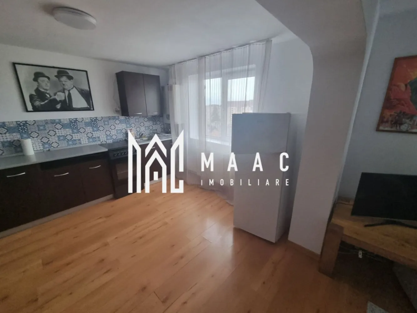 Apartament 2 camere | 51 MPU | Etaj 5 | Hipodrom 3 - MAAC Imobiliare vă propune spre vânzare un apartament cu 2 camere, situat la etajul 5 Apartamentul are o suprafață utilă de 51 mp și este amplasat într-o zonă bine dezvoltată, cu acces rapid la toate facilitățile necesare vieții de zi cu zi. Caracteristici proprietate: Suprafață utilă: 51 mp Etaj: 5 Structură solidă: Exterior din cărămidă Casa scării din BCA Pereți interiori din rigips Apartamentul se vinde exact ca în poze Avantaj important: Posibilitate de extindere în pod, pe întreaga suprafață a apartamentului – un real plus pentru cei care doresc spațiu suplimentar sau o investiție cu potențial. Localizare și facilități: Grădiniță de stat chiar la scara blocului Magazine alimentare, farmacie Școală și liceu în apropiere Stație de autobuz la câțiva pași Zona este practică, bine conectată și foarte potrivită atât pentru locuire, cât și pentru investiție. Pentru mai multe detalii precizati telefonic ca ati vazut anuntul cu ID: CP2906686 }}
