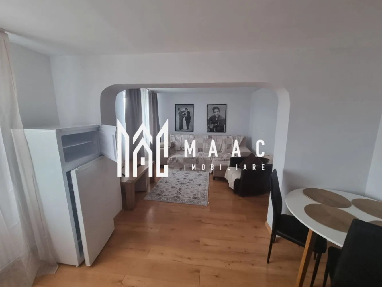 Apartament 2 camere | 51 MPU | Etaj 5 | Hipodrom 3 - MAAC Imobiliare vă propune spre vânzare un apartament cu 2 camere, situat la etajul 5 Apartamentul are o suprafață utilă de 51 mp și este amplasat într-o zonă bine dezvoltată, cu acces rapid la toate facilitățile necesare vieții de zi cu zi. Caracteristici proprietate: Suprafață utilă: 51 mp Etaj: 5 Structură solidă: Exterior din cărămidă Casa scării din BCA Pereți interiori din rigips Apartamentul se vinde exact ca în poze Avantaj important: Posibilitate de extindere în pod, pe întreaga suprafață a apartamentului – un real plus pentru cei care doresc spațiu suplimentar sau o investiție cu potențial. Localizare și facilități: Grădiniță de stat chiar la scara blocului Magazine alimentare, farmacie Școală și liceu în apropiere Stație de autobuz la câțiva pași Zona este practică, bine conectată și foarte potrivită atât pentru locuire, cât și pentru investiție. Pentru mai multe detalii precizati telefonic ca ati vazut anuntul cu ID: CP2906686 }}