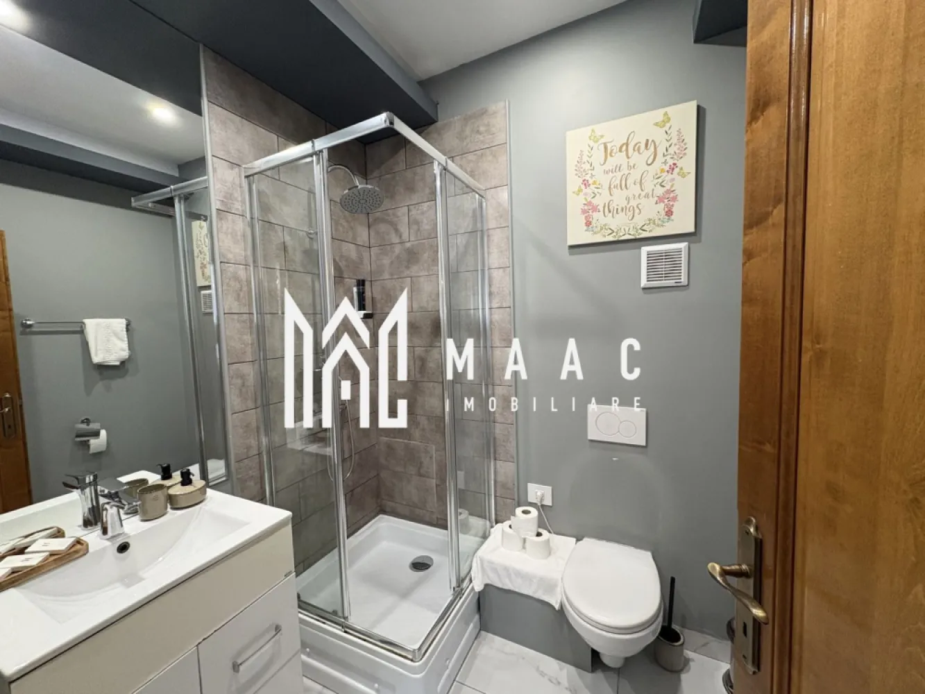 Apartament 3 Camere I Regim hotelier I Centru Istoric - MAAC Imobiliare vă propune spre vânzare un apartament situat în centrul istoric al Sibiului, pe Strada Tipografilor, într-o zonă extrem de apreciată și căutată atât de turiști, cât și de persoanele care își doresc să locuiască aproape de principalele atracții ale orașului. Amplasarea în centrul vechi oferă acces rapid către zonele turistice importante, restaurante, cafenele, spații culturale și puncte de interes din inima Sibiului. Proprietatea este amenajată cu atenție la detalii, beneficiind de finisaje de calitate și mobilier modern, fiind complet mobilată și utilată. Spațiul interior oferă un ambient elegant și confortabil, ideal atât pentru locuire, cât și pentru activități de închiriere în regim turistic. Compartimentarea apartamentului este practică și bine organizată: -3 camere -bucătărie -2 băi -hol -spațiu de depozitare În prezent apartamentul funcționează în regim hotelier, aspect care îl transformă într-o oportunitate foarte bună de investiție imobiliară în centrul istoric al Sibiului, cu posibilitatea de a genera venit imediat pentru viitorul proprietar. Datorită poziției sale într-o zonă turistică intens vizitată, proprietatea are potențial ridicat pentru exploatare în regim de închiriere pe termen scurt. Totodată, apartamentul poate reprezenta și o locuință ideală pentru cei care își doresc să locuiască în centrul orașului, aproape de atmosfera vibrantă a Sibiului și de toate facilitățile urbane. Pentru mai multe detalii vă rugăm să menționați la telefon numărul CP2958540. }}