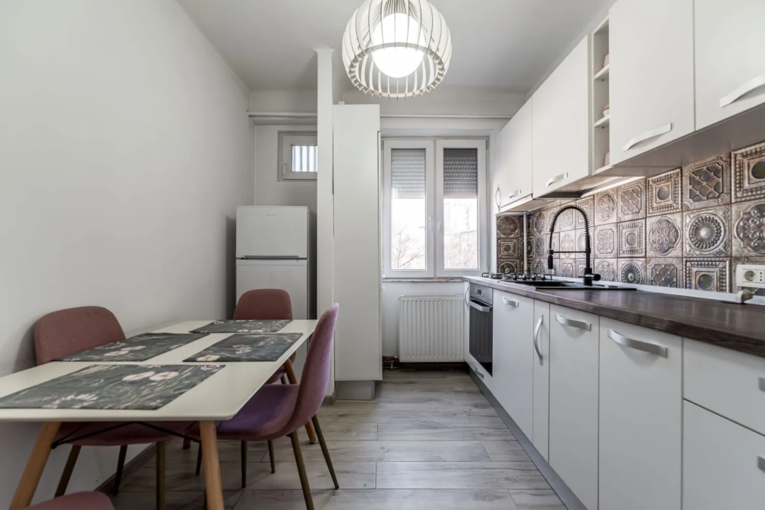 Apartament 2 camere decomandat, Podgoria - COMISION 0 - Vă propun spre vânzare un apartament cu 2 camere, decomandat, situat într-una dintre cele mai căutate zone din Arad – Podgoria, pe strada Alecu Russo. Locuința se află la etajul 2 din 3 într-un bloc solid din cărămidă, ceea ce oferă un confort termic foarte bun. Apartamentul a fost renovat în anul 2020, păstrându-se parchetul din lemn masiv, care adaugă un plus de eleganță și autenticitate spațiului. Compus din: - sufragerie - dormitor - bucătărie cu loc de luat masa - baie - hol - balcon deschis Imobilul dispune de centrală termică proprie pe gaz și se vinde complet mobilat și utilat, fiind o alegere excelentă atât pentru locuință personală, cât și pentru investiție în vederea închirierii, datorită poziționării foarte bune. Zona oferă acces rapid către mijloace de transport, magazine, școli, restaurante și alte puncte de interes ale orașului. 📞 Pentru mai multe detalii sau pentru a programa o vizionare: 0755 274 519 - Daniel Hord – Consultant imobiliar Nu dispui de toată suma? Te ajutăm noi gratuit! Îți obținem oferte de la 16 bănci Ai o proprietate de vânzare în Arad și vrei să știi cât valorează cu adevărat? Sună-mă pentru o evaluare GRATUITĂ! Birou: ACASĂ | Agenție imobiliară Arad Adresă: Bulevardul Decebal 2, Arad 310133