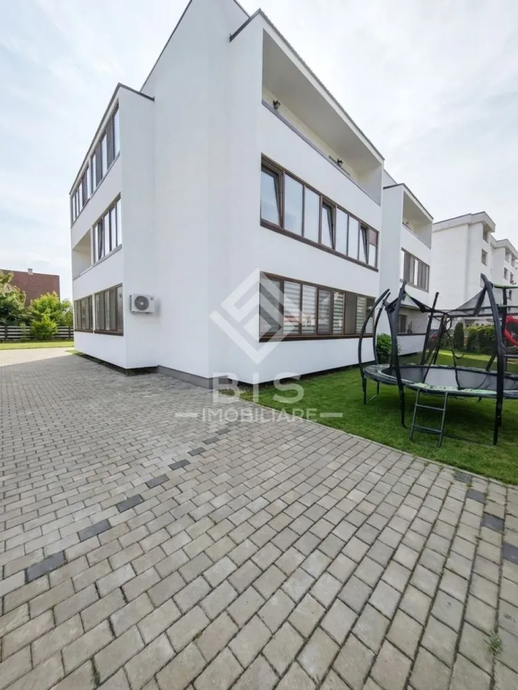 Apartament 3 camere modern, utilat/mobilat, Parcare + Spațiu joacă - Vă propunem spre vânzare un apartament cu 3 camere, modern, complet mobilat și utilat, situat la parterul unui bloc nou din zona Dedeman, pe strada Bartók Béla. Proprietatea este ideală pentru o familie care își dorește confort, siguranță și o compartimentare excelentă.

Caracteristici principale:
Suprafață utilă: 75 mp (inclusiv cele două balcoane).
Compartimentare inteligentă: Living primitor cu bucătărie open-space, 2 dormitoare decomandate și o baie generoasă prevăzută cu geam pentru o aerisire optimă.
Balcoane private: Fiecare dormitor dispune de ieșire proprie pe balcon.
Stare imobil: Se vinde exact cum se vede în fotografii – complet mobilat și utilat, gata de mutat!

Facilități și avantaje exterioare:
Loc de parcare privat inclus în preț.
Zonă verde și spațiu de joacă special amenajat în incinta complexului, oferind un mediu sigur și plăcut atât pentru copii, cât și pentru relaxarea întregii familii.

Localizare și puncte forte ale zonei:
Amplasare excelentă în zona Dedeman (strada Bartók Béla), o zonă liniștită, dar cu acces rapid către oraș.
Mijloace de transport în comun în imediata apropiere.

Un beneficiu major pentru familii: Acces la microbuze școlare gratuite, care preiau copiii direct de la domiciliu către școală și îi aduc înapoi în siguranță!

Pentru mai multe detalii și pentru a programa o vizionare, nu ezitați să mă contactați!
