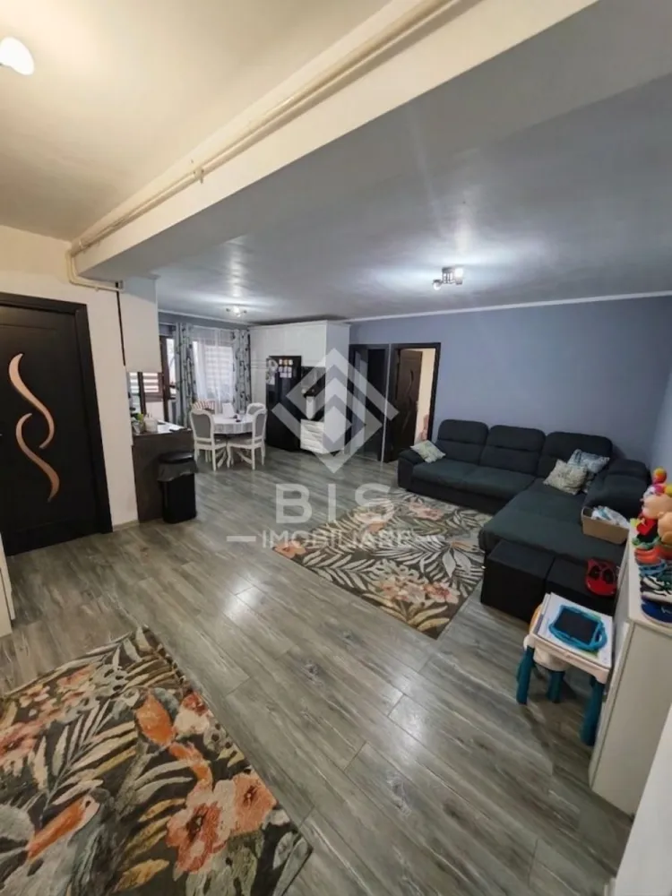 Apartament 3 camere modern, utilat/mobilat, Parcare + Spațiu joacă - Vă propunem spre vânzare un apartament cu 3 camere, modern, complet mobilat și utilat, situat la parterul unui bloc nou din zona Dedeman, pe strada Bartók Béla. Proprietatea este ideală pentru o familie care își dorește confort, siguranță și o compartimentare excelentă.

Caracteristici principale:
Suprafață utilă: 75 mp (inclusiv cele două balcoane).
Compartimentare inteligentă: Living primitor cu bucătărie open-space, 2 dormitoare decomandate și o baie generoasă prevăzută cu geam pentru o aerisire optimă.
Balcoane private: Fiecare dormitor dispune de ieșire proprie pe balcon.
Stare imobil: Se vinde exact cum se vede în fotografii – complet mobilat și utilat, gata de mutat!

Facilități și avantaje exterioare:
Loc de parcare privat inclus în preț.
Zonă verde și spațiu de joacă special amenajat în incinta complexului, oferind un mediu sigur și plăcut atât pentru copii, cât și pentru relaxarea întregii familii.

Localizare și puncte forte ale zonei:
Amplasare excelentă în zona Dedeman (strada Bartók Béla), o zonă liniștită, dar cu acces rapid către oraș.
Mijloace de transport în comun în imediata apropiere.

Un beneficiu major pentru familii: Acces la microbuze școlare gratuite, care preiau copiii direct de la domiciliu către școală și îi aduc înapoi în siguranță!

Pentru mai multe detalii și pentru a programa o vizionare, nu ezitați să mă contactați!