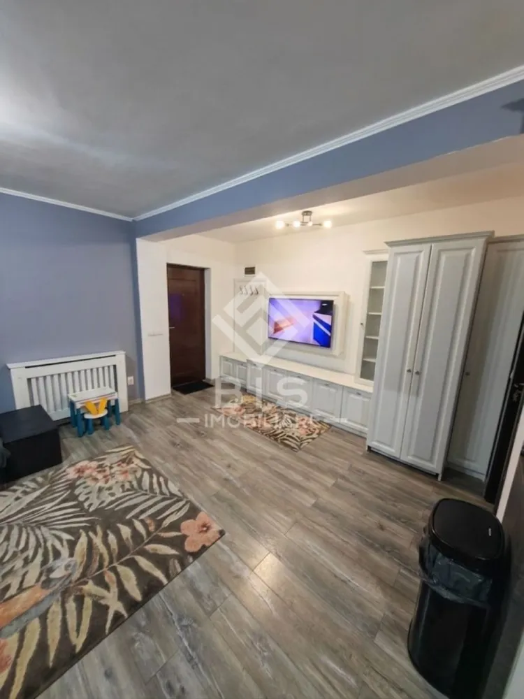 Apartament 3 camere modern, utilat/mobilat, Parcare + Spațiu joacă - Vă propunem spre vânzare un apartament cu 3 camere, modern, complet mobilat și utilat, situat la parterul unui bloc nou din zona Dedeman, pe strada Bartók Béla. Proprietatea este ideală pentru o familie care își dorește confort, siguranță și o compartimentare excelentă.

Caracteristici principale:
Suprafață utilă: 75 mp (inclusiv cele două balcoane).
Compartimentare inteligentă: Living primitor cu bucătărie open-space, 2 dormitoare decomandate și o baie generoasă prevăzută cu geam pentru o aerisire optimă.
Balcoane private: Fiecare dormitor dispune de ieșire proprie pe balcon.
Stare imobil: Se vinde exact cum se vede în fotografii – complet mobilat și utilat, gata de mutat!

Facilități și avantaje exterioare:
Loc de parcare privat inclus în preț.
Zonă verde și spațiu de joacă special amenajat în incinta complexului, oferind un mediu sigur și plăcut atât pentru copii, cât și pentru relaxarea întregii familii.

Localizare și puncte forte ale zonei:
Amplasare excelentă în zona Dedeman (strada Bartók Béla), o zonă liniștită, dar cu acces rapid către oraș.
Mijloace de transport în comun în imediata apropiere.

Un beneficiu major pentru familii: Acces la microbuze școlare gratuite, care preiau copiii direct de la domiciliu către școală și îi aduc înapoi în siguranță!

Pentru mai multe detalii și pentru a programa o vizionare, nu ezitați să mă contactați!