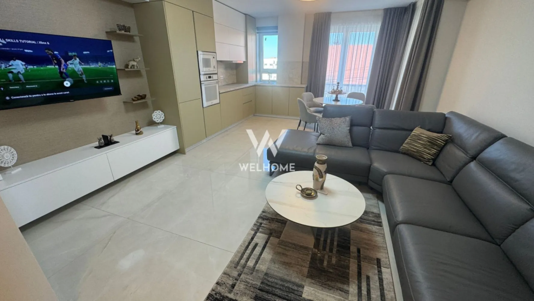 Apartament modern 3 camere - 90 mp utili + terasă - Str Iacob Bologa - Vă propunem spre închiriere un apartament modern cu 3 camere, situat la etajul 1, într-o zonă foarte bună și liniștită, pe strada Iacob Bologa, la doar câteva minute de centrul orașului. Locuința are o suprafață utilă de 90 mp, la care se adaugă o terasă de aproximativ 10 mp, fiind ideală pentru cei care își doresc confort, spațiu și acces rapid către punctele de interes din oraș. Compartimentare: living spațios cu bucătărie open space, 2 dormitoare, 2 băi si terasă Apartamentul este complet mobilat și utilat, cu mobilier modern și electrocasnice de calitate, oferind tot confortul necesar pentru mutare imediată. Zona de living este luminoasă și primitoare, iar bucătăria este complet echipată și gândită pentru funcționalitate. De asemenea, proprietatea beneficiază de loc de parcare inclus, un avantaj important în această zonă. Avantaje: zonă liniștită și apreciată, foarte aproape de centrul orașului cu acces rapid către magazine, restaurante și transport. Preț chirie: 800 €/lună Se percepe garanție și comision agenție. Pentru mai multe detalii sau pentru programarea unei vizionări, vă stăm cu drag la dispoziție.