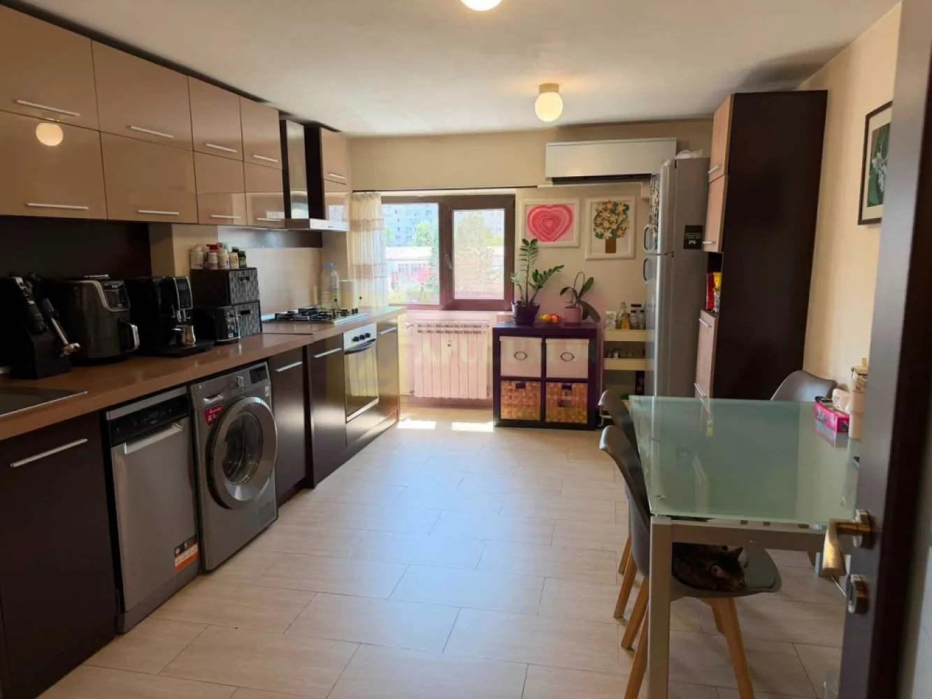 Apartament 4 camere bd Decebal stradal - Apartament 4 camere, Bdul Decebal, stradal, cu o suprafata utila de 96,65+12,5balcoane=109,15 mp, se vinde mobilat si utilat, loc de parcare.
Apartamentul are 2 grupuri sanitare cu cabina dus si cada, o bucatarie mare incapatoare, si cu vedere pe ambele parti fata-spate. 
Ideal investitie deoarece este inchiriat.
Pentru detalii contactati agentul Dona Camelia 0733683461.