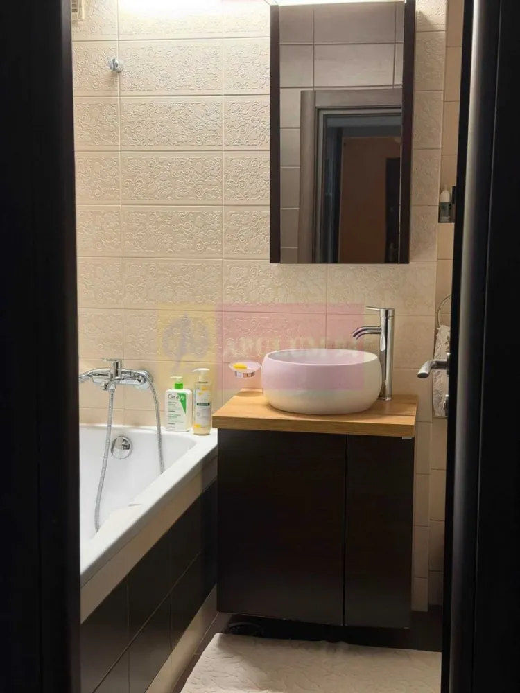 Apartament 4 camere bd Decebal stradal - Apartament 4 camere, Bdul Decebal, stradal, cu o suprafata utila de 96,65+12,5balcoane=109,15 mp, se vinde mobilat si utilat, loc de parcare.
Apartamentul are 2 grupuri sanitare cu cabina dus si cada, o bucatarie mare incapatoare, si cu vedere pe ambele parti fata-spate. 
Ideal investitie deoarece este inchiriat.
Pentru detalii contactati agentul Dona Camelia 0733683461.