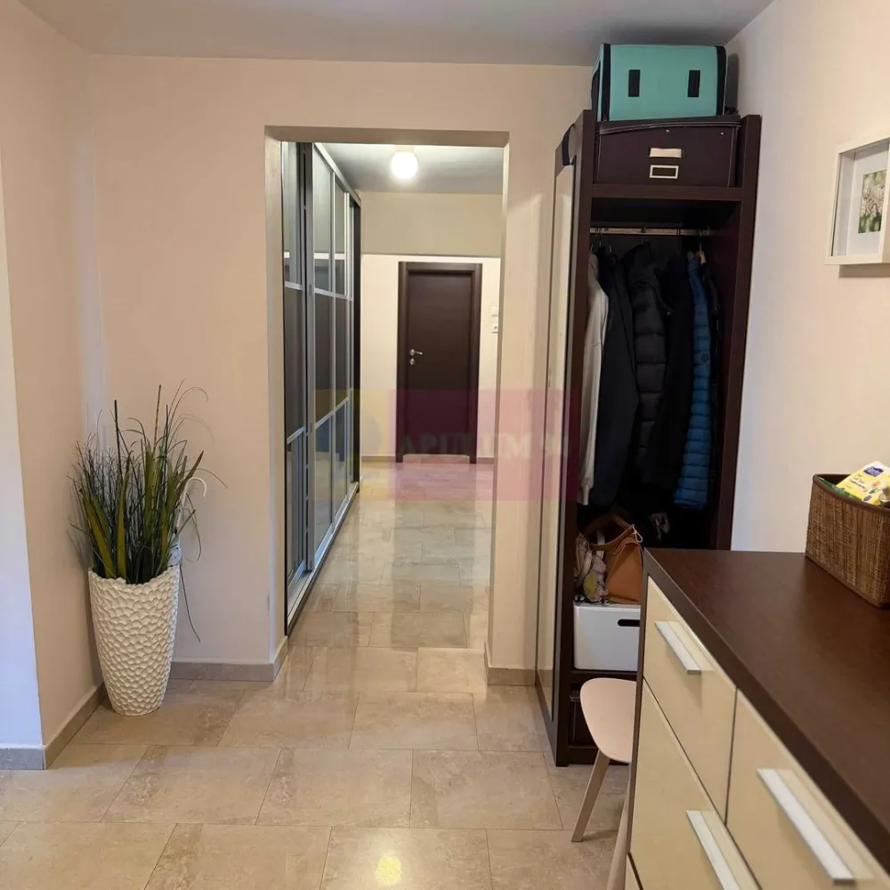 Apartament 4 camere bd Decebal stradal - Apartament 4 camere, Bdul Decebal, stradal, cu o suprafata utila de 96,65+12,5balcoane=109,15 mp, se vinde mobilat si utilat, loc de parcare.
Apartamentul are 2 grupuri sanitare cu cabina dus si cada, o bucatarie mare incapatoare, si cu vedere pe ambele parti fata-spate. 
Ideal investitie deoarece este inchiriat.
Pentru detalii contactati agentul Dona Camelia 0733683461.
