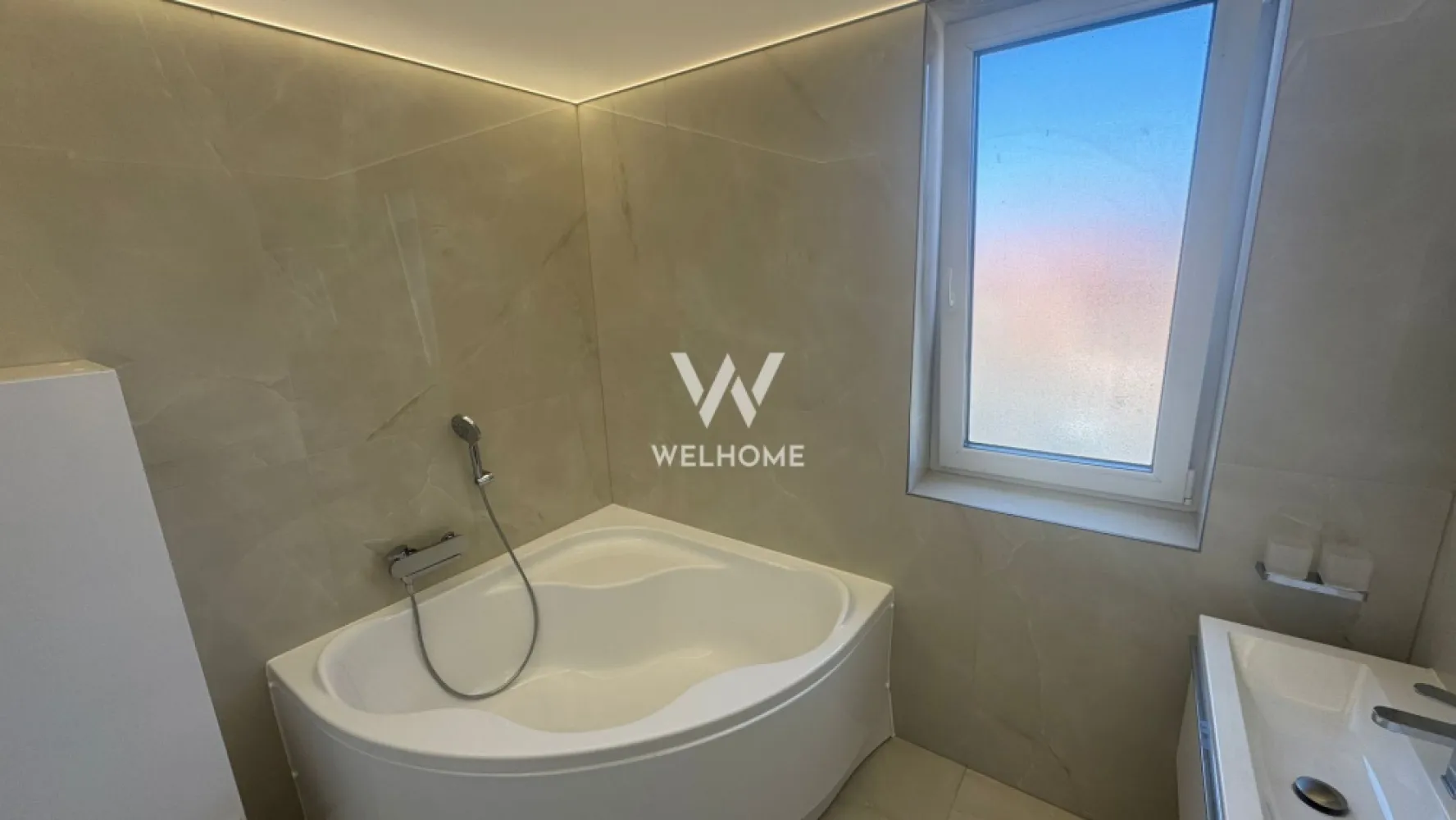 Apartament modern 3 camere - 90 mp utili + terasă - Str Iacob Bologa