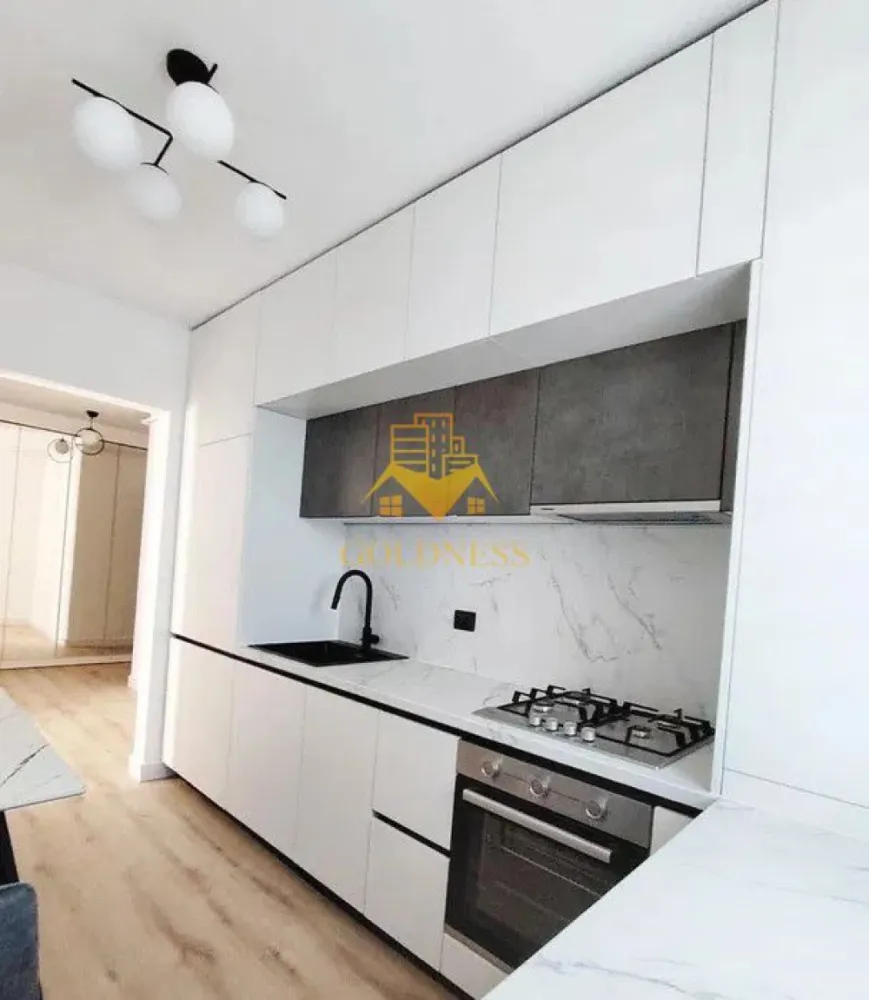 2 Camere de Lux, Park Lake, Parcare, Intre Lacuri, Iulius Mall, FSEGA - GOLDNESS Imobiliare vă propune spre închiriere un apartament cu 2 camere complet mobilat și utilat, la etajul 10 într-un imobil de 10 etaje, în cartierul Intre Lacuri. Apartamentul este compartimentat astfel:
 - dormitor cu pat matrimonial, dressing, noptiere
 - living cu canapea extensibila, spatii de depozitare, aer conditionat, TV
 - bucatarie complet dotata si echipata cu plita electrica, masina de spalat vase
 - baie cu caba de dus, calorifer port prosop inox și dulap pentru depozitare.
 - terasa de 11 mp.

Imobilul este dotat cu toate cele necesare- centrală proprie, mașină de spălat haine, frigider, plită electrică, hotă, TV, etc. 
Se află în apropierea stațiilor de transport în comun, magazine, restaurante, spații verzi, farmacii, etc. 
Dispune de loc de parcare subteran!

Dacă sunteți interesați de acest apartament și doriți să îl vizionați, dar și pentru alte oferte sau detalii nu ezitați să ne contactați telefonic sau prin e-mail - goldnessimobiliare@gmail.com. Vă stăm la dispoziție!
