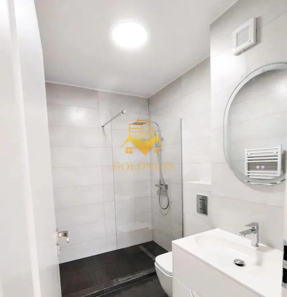 2 Camere de Lux, Park Lake, Parcare, Intre Lacuri, Iulius Mall, FSEGA - GOLDNESS Imobiliare vă propune spre închiriere un apartament cu 2 camere complet mobilat și utilat, la etajul 10 într-un imobil de 10 etaje, în cartierul Intre Lacuri. Apartamentul este compartimentat astfel:
 - dormitor cu pat matrimonial, dressing, noptiere
 - living cu canapea extensibila, spatii de depozitare, aer conditionat, TV
 - bucatarie complet dotata si echipata cu plita electrica, masina de spalat vase
 - baie cu caba de dus, calorifer port prosop inox și dulap pentru depozitare.
 - terasa de 11 mp.

Imobilul este dotat cu toate cele necesare- centrală proprie, mașină de spălat haine, frigider, plită electrică, hotă, TV, etc. 
Se află în apropierea stațiilor de transport în comun, magazine, restaurante, spații verzi, farmacii, etc. 
Dispune de loc de parcare subteran!

Dacă sunteți interesați de acest apartament și doriți să îl vizionați, dar și pentru alte oferte sau detalii nu ezitați să ne contactați telefonic sau prin e-mail - goldnessimobiliare@gmail.com. Vă stăm la dispoziție!