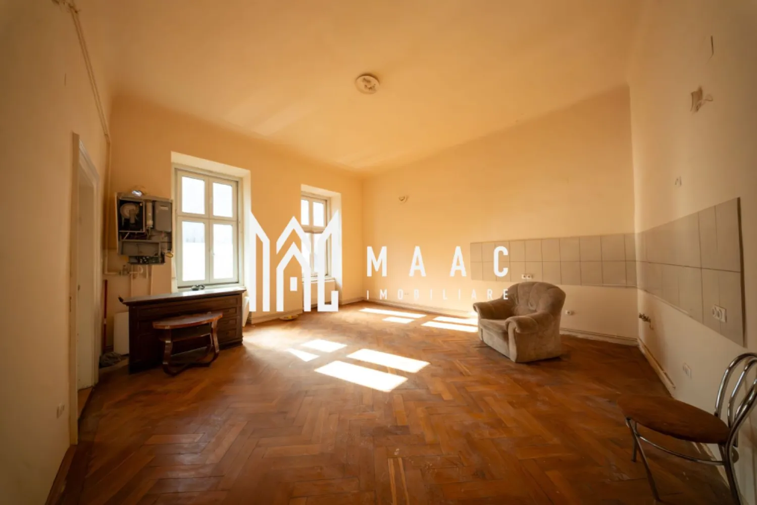 Apartament Piața Mare | 3 camere I 2 bai - MAAC Imobiliare va propune spre vânzare un apartament în Piața Mare din Sibiu ,zona în care apartamentele de acest gen apar foarte rar Apartamentul are înălțimea camerelor de peste 3 m,geamuri mari. Compus din 2 camere mari,baie ,hol la etaj Iar la parter mai are un spațiu de 12 mp compus din baie ,camera,chicineta Total mp utili ,60 la etajul etaj ,12 mp parter Acces direct în piața mare potrivit pentru regim hotelier sau locuință Pentru mai multe detalii precizați ca ați văzut anunțul cu ID CP2959871