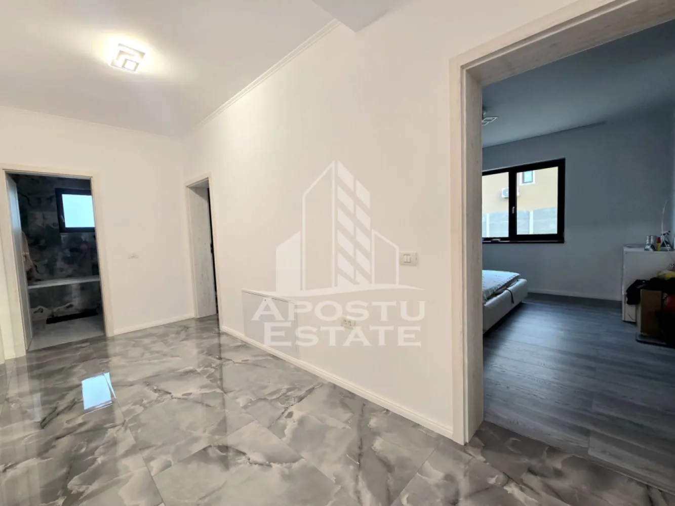Casa individuala de vanzare in Sacalaz , 1.000 mp teren - Apostu Estate va ofera spre vanzare o casa individuala deosebita, cu 5 camere si 3 bai, situata in judetul Timis, localitatea Sacalaz, la doar cateva minute fata de Timisoara. Opt km distanta fata Iulius Mall Timisoara si tot atat fata de Centru Timisoara.

Proprietatea impresioneaza prin spatiul generos, compartimentarea moderna si dotarile de inalta calitate. Casa este construita integral din caramida, izolata cu vata bazaltica de 15 cm si pod izolat cu spuma de 20 cm, avand acoperis din tigla ceramica. Curte frumos amenajata, pavata in fata casei, gazon pe restul suprafetei (proaspat plantat) si sistem de irigatii cu aspersoare.

Suprafata utila a casei este de 166 mp, completata de o terasa acoperita de 25 mp, iar terenul aferent are 1.038 mp, oferind intimitate si spatiu pentru relaxare. Fronst stradal de 33 ml.

Compartimentare: living open space cu bucatarie si zona de dining (43 mp), 2 dormitoare de 16 mp, dormitor matrimonial de 15 mp, cu dressing si baie proprie, camera pentru birou/ dormitor secundar, camera de depozitare, 3 bai, 2 holuri si camera tehnica.

Dotari premium:
– incalzire in pardoseala cu termostat individual pe fiecare camera
– pompa de caldura aer-apa
- centrala Mitsubishi
– sistem de tratare a apei
– tamplarie QFORT cu geamuri tripan
- usi exterioare QFORT 
- suorafete vitrate generoase 
– usi Porta Doors cu toc dublu
– obiecte sanitare Grohe
– blat de bucatarie din quartz
– electrocasnice Bosch si Samsung (plita, cuptor, hota, frigider, masina de spalat)
– parchet de 12 mm si finisaje moderne in toata casa
– aparat de aer conditionat LG 18.000 BTU 

Utilitati: curent electric (inclusiv trifazic), foraj propriu, fosa septica moderna (2 compartimente). Apa fluviala colectata in bazinul destinat.

Casa se vinde complet mobilata si utilata, exact ca in imagini, fiind gata pentru mutare imediata.

Aceasta proprietate reprezinta alegerea perfecta pentru o familie care isi doreste confort, eficienta energetica, dotari de top si un teren generos aproape de Timisoara.

Zona bine dezvoltata, case finalizate imprejur si acces facil la strada principala asfaltata.

Agentia imobiliara Apostu Estate va ofera consultanta bancara gratuita prin intermediul colaboratorilor nostri pentru alegerea celui mai potrivit tip de credit, astfel incat tu sa devi noul proprietar al acestui apartament.

Disponibil imediat. Contacteaza-ne pentru detalii si programeaza o vizionare chiar astazi!