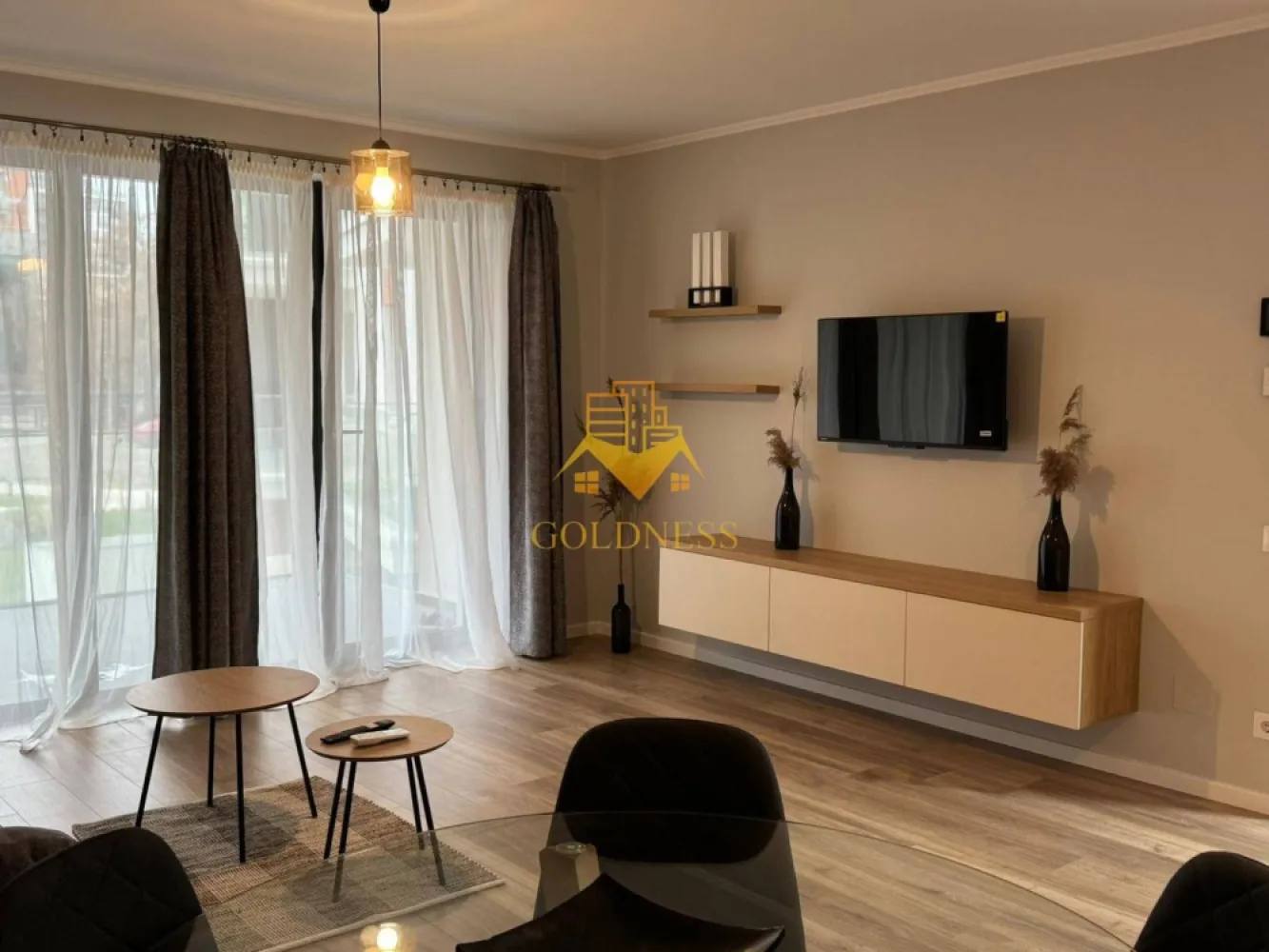 2 camere, Marasti, The Nest, The Office, 21 Dec, Prima inchiriere - GOLDNESS Imobiliare vă propune spre închiriere un apartament cu 2 camere complet mobilat și utilat, la etajul 1 într-un imobil de 6 etaje, în Cartierul Marasti zona The Office.
Dispune de loc de parcare subteran!
Se află în apropierea stațiilor de transport în comun, magazine, restaurante, spații verzi, farmacii, etc. 

Apartamentul este compartimentat astfel:
 - dormitor cu pat matrimonial, dressing, noptiere
 - living cu canapea extensibilă 
 - bucătărie open space complet utilată și mobilată, loc de servit masa 
 - baie cu dus walkin, calorifer port prosop și dulap pentru depozitare.
 - terasa de 8 mp.

Imobilul este dotat cu toate cele necesare- centrală proprie cu încălzire prin pardoseala, frigider, aragaz, hotă, mașină de spălat haine și vase, AC etc. 

Dacă sunteți interesați de acest apartament și doriți să îl vizionați, dar și pentru alte oferte nu ezitați să ne contactați telefonic sau prin e-mail. Vă stăm la dispoziție!
Pentru intermediere se percepe un comision de 50% din prețul chiriei!