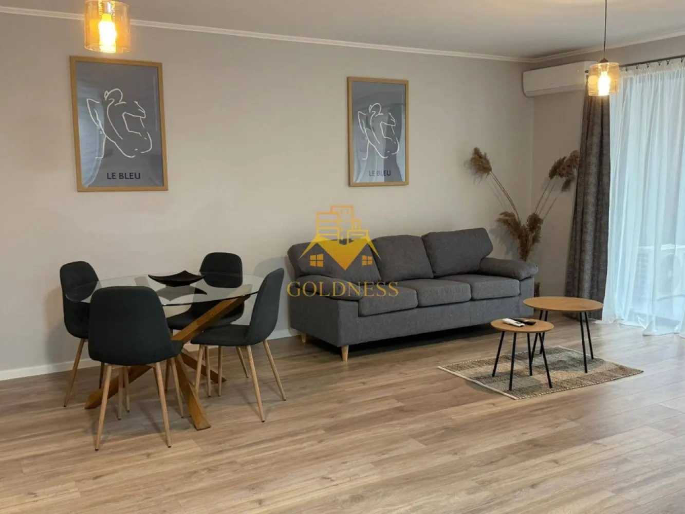 2 camere, Marasti, The Nest, The Office, 21 Dec, Prima inchiriere - GOLDNESS Imobiliare vă propune spre închiriere un apartament cu 2 camere complet mobilat și utilat, la etajul 1 într-un imobil de 6 etaje, în Cartierul Marasti zona The Office.
Dispune de loc de parcare subteran!
Se află în apropierea stațiilor de transport în comun, magazine, restaurante, spații verzi, farmacii, etc. 

Apartamentul este compartimentat astfel:
 - dormitor cu pat matrimonial, dressing, noptiere
 - living cu canapea extensibilă 
 - bucătărie open space complet utilată și mobilată, loc de servit masa 
 - baie cu dus walkin, calorifer port prosop și dulap pentru depozitare.
 - terasa de 8 mp.

Imobilul este dotat cu toate cele necesare- centrală proprie cu încălzire prin pardoseala, frigider, aragaz, hotă, mașină de spălat haine și vase, AC etc. 

Dacă sunteți interesați de acest apartament și doriți să îl vizionați, dar și pentru alte oferte nu ezitați să ne contactați telefonic sau prin e-mail. Vă stăm la dispoziție!
Pentru intermediere se percepe un comision de 50% din prețul chiriei!