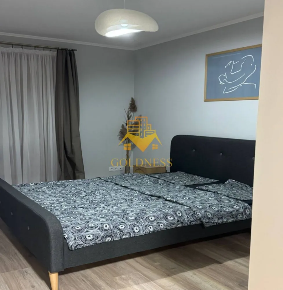 2 camere, Marasti, The Nest, The Office, 21 Dec, Prima inchiriere - GOLDNESS Imobiliare vă propune spre închiriere un apartament cu 2 camere complet mobilat și utilat, la etajul 1 într-un imobil de 6 etaje, în Cartierul Marasti zona The Office.
Dispune de loc de parcare subteran!
Se află în apropierea stațiilor de transport în comun, magazine, restaurante, spații verzi, farmacii, etc. 

Apartamentul este compartimentat astfel:
 - dormitor cu pat matrimonial, dressing, noptiere
 - living cu canapea extensibilă 
 - bucătărie open space complet utilată și mobilată, loc de servit masa 
 - baie cu dus walkin, calorifer port prosop și dulap pentru depozitare.
 - terasa de 8 mp.

Imobilul este dotat cu toate cele necesare- centrală proprie cu încălzire prin pardoseala, frigider, aragaz, hotă, mașină de spălat haine și vase, AC etc. 

Dacă sunteți interesați de acest apartament și doriți să îl vizionați, dar și pentru alte oferte nu ezitați să ne contactați telefonic sau prin e-mail. Vă stăm la dispoziție!
Pentru intermediere se percepe un comision de 50% din prețul chiriei!