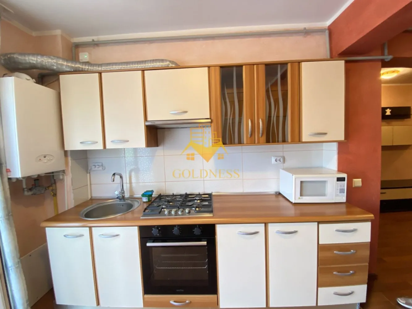 Apartament 2 camere bloc nou Buna Ziua Etajul 1! - Va prezentam spre vanzare un apartament cu 2 camere, localizat in Cluj-Napoca, cartierul Buna Ziua, zona Calea Turzii, in proximitatea birourilor Hexagon.

Imobilul este amplasat intr-o zona moderna si foarte bine cotata, apreciata pentru accesul rapid catre centrul orasului, cartierul Zorilor si principalele zone de business. In acelasi timp, locatia ofera un cadru linistit si confortabil pentru locuire.

In imediata apropiere regasim:

Hexagon Offices;
Lidl Buna Ziua;
statii de transport in comun cu acces rapid catre centrul orasului;

Locatia este ideala atat pentru locuit, cat si pentru investitie, datorita cererii ridicate pentru inchiriere in aceasta zona.

Apartamentul detine o suprafata utila de 47,5 mp + terasa generoasa si este situat la etajul 1 din 4, intr-un imobil modern.

Dispune de orientare Vestica, iar compartimentarea este semidecomandata, fiind organizat astfel:

living impreuna cu bucataria;
dormitor;
baie;
hol;
terasa generoasa;

Finisajele sunt moderne, iar apartamentul se vinde complet mobilat si utilat, conform fotografiilor.

Confortul termic este asigurat de centrala termica proprie, cu distributie a caldurii prin calorifere.

In pret este inclus un loc de parcare cu CF propriu, situat in curtea privata a imobilului.

Proprietatea reprezinta o alegere excelenta pentru locuinta proprie sau pentru investitie, avand o pozitionare foarte buna intr-una dintre cele mai cautate zone rezidentiale ale orasului.

Apartamentul este liber de sarcini, iar ca modalitate de plata se accepta atat plata integrala, cat si achizitia prin credit ipotecar.

Pentru mai multe detalii si programarea unei vizionari, nu ezitati sa ne contactati.