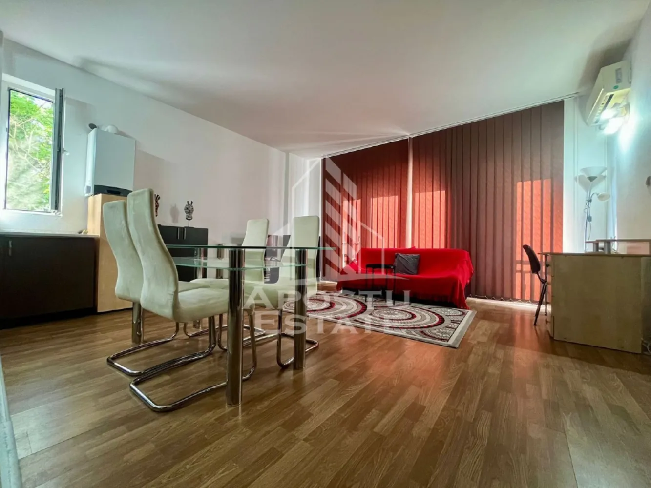 Apartament 2 camere, Bermo - Apostu Estate va propune spre inchiriere apartament cu 2 camere, spatios si luminos, cu o suprafata utila de 72 mp, situat la etajul 1, in zona Banul Maracine din Arad.

Locuinta dispune de un living generos cu bucatarie open space, un dormitor confortabil, baie si hol, fiind compartimentata eficient pentru un plus de confort.

Apartamentul este situat intr-un bloc izolat termic, beneficiaza de centrala termica proprie si aparat de aer conditionat, oferind un consum redus de energie si un climat placut pe tot parcursul anului.

Zona este linistita, cu acces facil catre magazine, mijloace de transport, scoli si alte puncte de interes, fiind potrivita atat pentru locuit, cat si pentru investitie.

Pentru mai multe informatii sau pentru programarea unei vizionari, nu ezitati sa ne contactati.