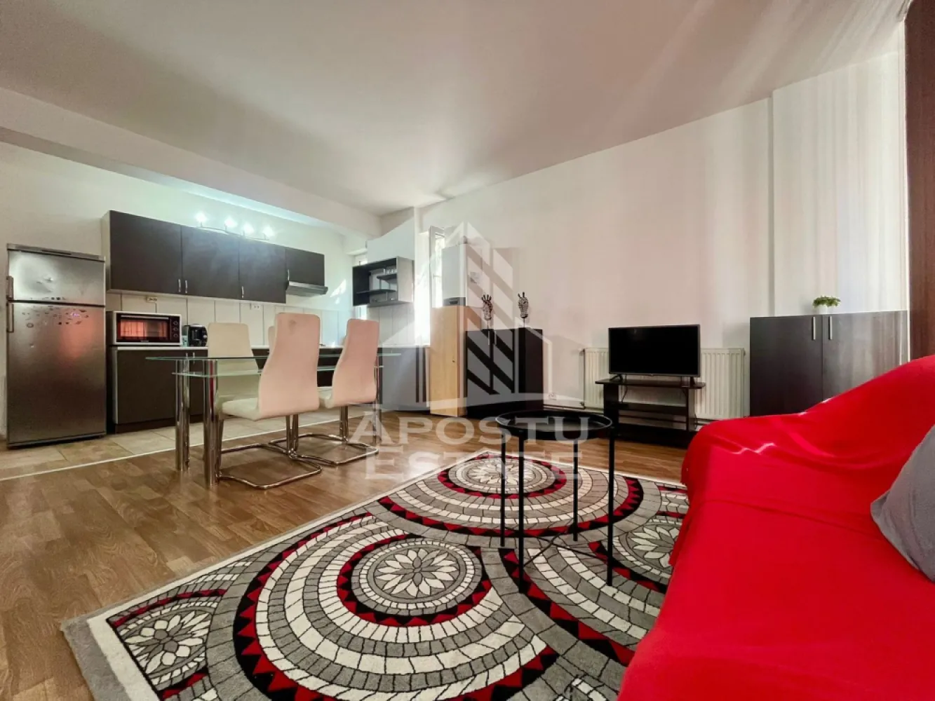 Apartament 2 camere, Bermo - Apostu Estate va propune spre inchiriere apartament cu 2 camere, spatios si luminos, cu o suprafata utila de 72 mp, situat la etajul 1, in zona Banul Maracine din Arad.

Locuinta dispune de un living generos cu bucatarie open space, un dormitor confortabil, baie si hol, fiind compartimentata eficient pentru un plus de confort.

Apartamentul este situat intr-un bloc izolat termic, beneficiaza de centrala termica proprie si aparat de aer conditionat, oferind un consum redus de energie si un climat placut pe tot parcursul anului.

Zona este linistita, cu acces facil catre magazine, mijloace de transport, scoli si alte puncte de interes, fiind potrivita atat pentru locuit, cat si pentru investitie.

Pentru mai multe informatii sau pentru programarea unei vizionari, nu ezitati sa ne contactati.