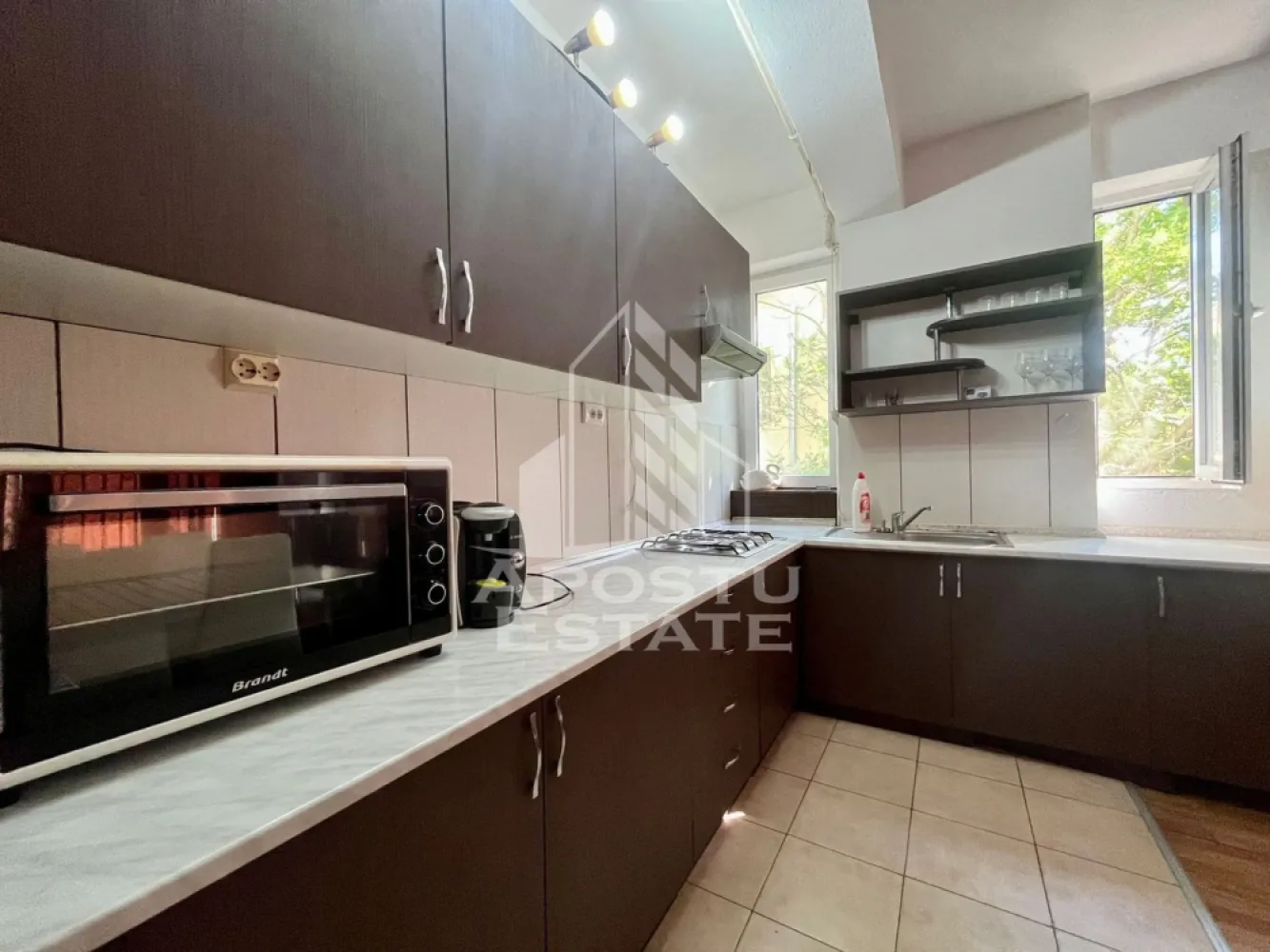 Apartament 2 camere, Bermo - Apostu Estate va propune spre inchiriere apartament cu 2 camere, spatios si luminos, cu o suprafata utila de 72 mp, situat la etajul 1, in zona Banul Maracine din Arad.

Locuinta dispune de un living generos cu bucatarie open space, un dormitor confortabil, baie si hol, fiind compartimentata eficient pentru un plus de confort.

Apartamentul este situat intr-un bloc izolat termic, beneficiaza de centrala termica proprie si aparat de aer conditionat, oferind un consum redus de energie si un climat placut pe tot parcursul anului.

Zona este linistita, cu acces facil catre magazine, mijloace de transport, scoli si alte puncte de interes, fiind potrivita atat pentru locuit, cat si pentru investitie.

Pentru mai multe informatii sau pentru programarea unei vizionari, nu ezitati sa ne contactati.