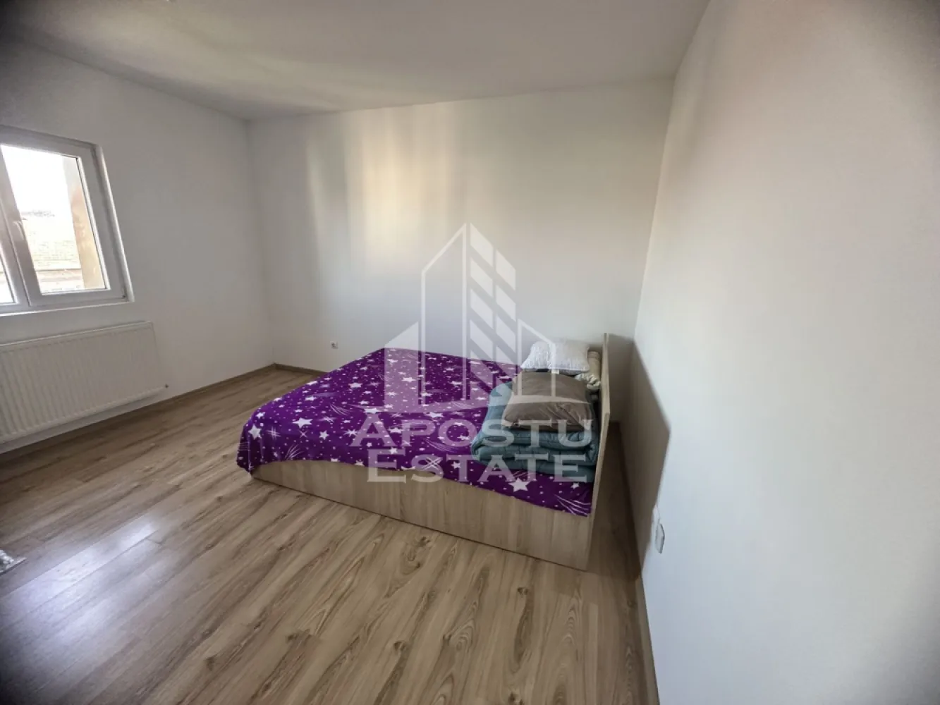 Apartament cu 3 camere, zona Soarelui, 72mp, Centrala proprie - Agentia imobiliara APOSTU ESTATE va propune spre vanzare un apartament cu 3 camere, in zona Soarelui din Timisoara, judetul Timis, o zona apreciata pentru accesul facil catre mijloacele de transport, centre comerciale si numeroase puncte de interes.    

Locuinta are o suprafata utila de 72,35 mp

    Compartimentare eficienta:     
-Bucatarie inchisa, mobilata si utilata.
  -Living room luminos, mobilat si utilat.
  -Dormitor matrimonial.
-Dormitor secundar.
-Baie dotata cu cada si aerisire naturala.

    Dotari si beneficii:
    -Incalzire prin centrala proprie.
-Se vinde complet mobilat si utilat.
-Geamuri termopan.  
-Usa metalica la intrare.  
-Disponibil imediat.    

Pozitie excelenta:    

-acces rapid catre mijloacele de transport in comun.
  -in apropiere de magazine, farmacii, banci, liceu, gradinita si alte facilitati.  
-conexiune facila catre principalele artere ale orasului.  
-Apartamentul este ideal atat pentru locuinta proprie, cat si pentru investitie, datorita amplasarii avantajoase si a costurilor reduse de exploatare.    

Pretul este negociabil.

    Agentia imobiliara Apostu Estate va ofera consultanta bancara gratuita prin intermediul colaboratorilor nostri pentru alegerea celui mai potrivit tip de credit, astfel incat tu sa devii noul proprietar al acestei proprietati.

    Va asteptam cu drag la o vizionare!   ID intern: CP3187442