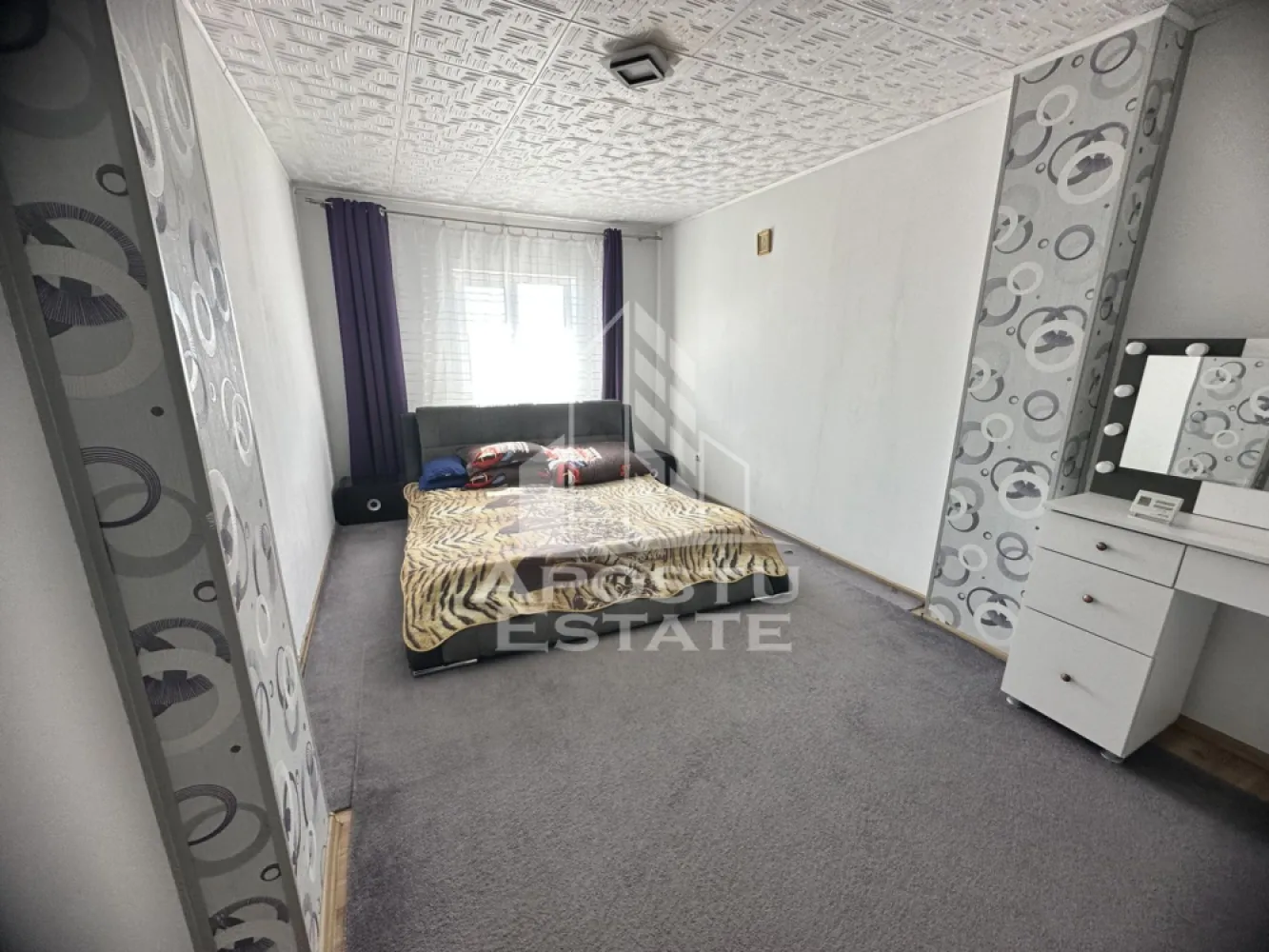 Apartament cu 3 camere, zona Soarelui, 72mp, Centrala proprie - Agentia imobiliara APOSTU ESTATE va propune spre vanzare un apartament cu 3 camere, in zona Soarelui din Timisoara, judetul Timis, o zona apreciata pentru accesul facil catre mijloacele de transport, centre comerciale si numeroase puncte de interes.    

Locuinta are o suprafata utila de 72,35 mp

    Compartimentare eficienta:     
-Bucatarie inchisa, mobilata si utilata.
  -Living room luminos, mobilat si utilat.
  -Dormitor matrimonial.
-Dormitor secundar.
-Baie dotata cu cada si aerisire naturala.

    Dotari si beneficii:
    -Incalzire prin centrala proprie.
-Se vinde complet mobilat si utilat.
-Geamuri termopan.  
-Usa metalica la intrare.  
-Disponibil imediat.    

Pozitie excelenta:    

-acces rapid catre mijloacele de transport in comun.
  -in apropiere de magazine, farmacii, banci, liceu, gradinita si alte facilitati.  
-conexiune facila catre principalele artere ale orasului.  
-Apartamentul este ideal atat pentru locuinta proprie, cat si pentru investitie, datorita amplasarii avantajoase si a costurilor reduse de exploatare.    

Pretul este negociabil.

    Agentia imobiliara Apostu Estate va ofera consultanta bancara gratuita prin intermediul colaboratorilor nostri pentru alegerea celui mai potrivit tip de credit, astfel incat tu sa devii noul proprietar al acestei proprietati.

    Va asteptam cu drag la o vizionare!   ID intern: CP3187442